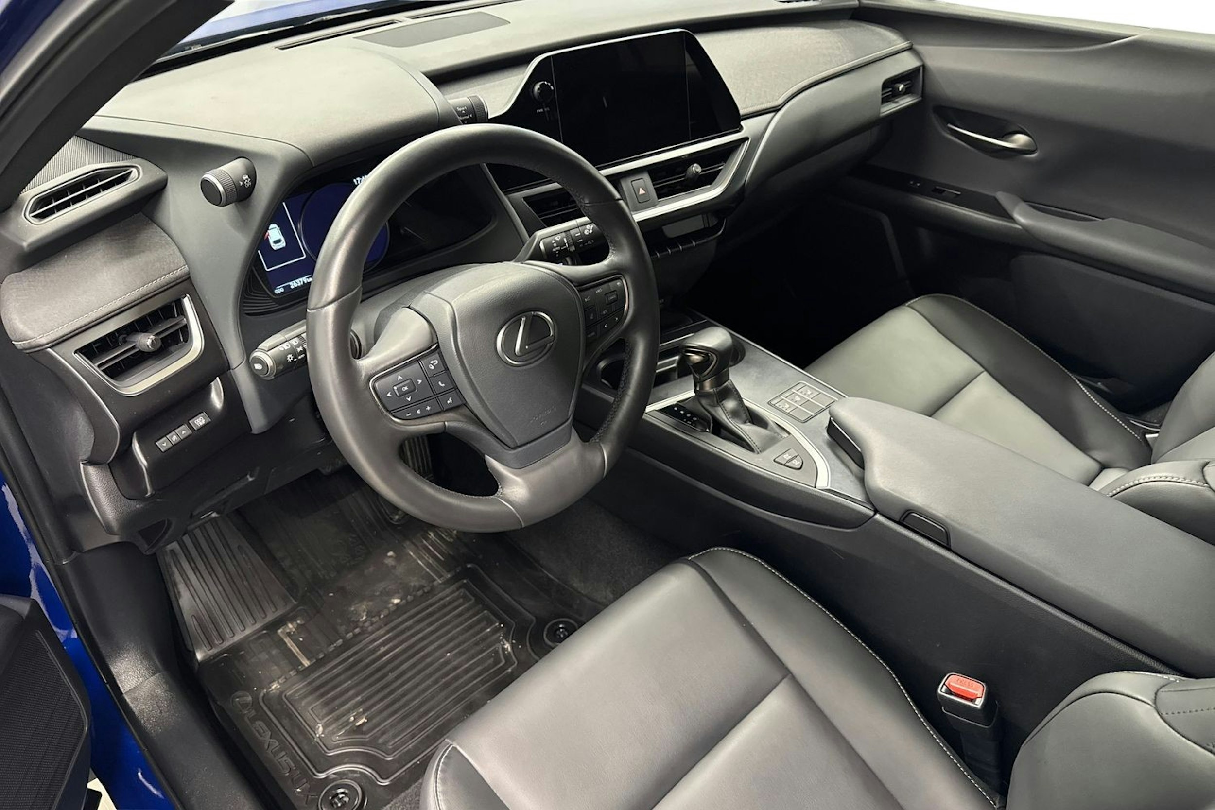 sininen Lexus UX 2023 kuva 7.