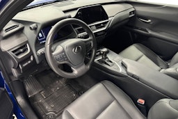 sininen Lexus UX 2023 kuva 7.