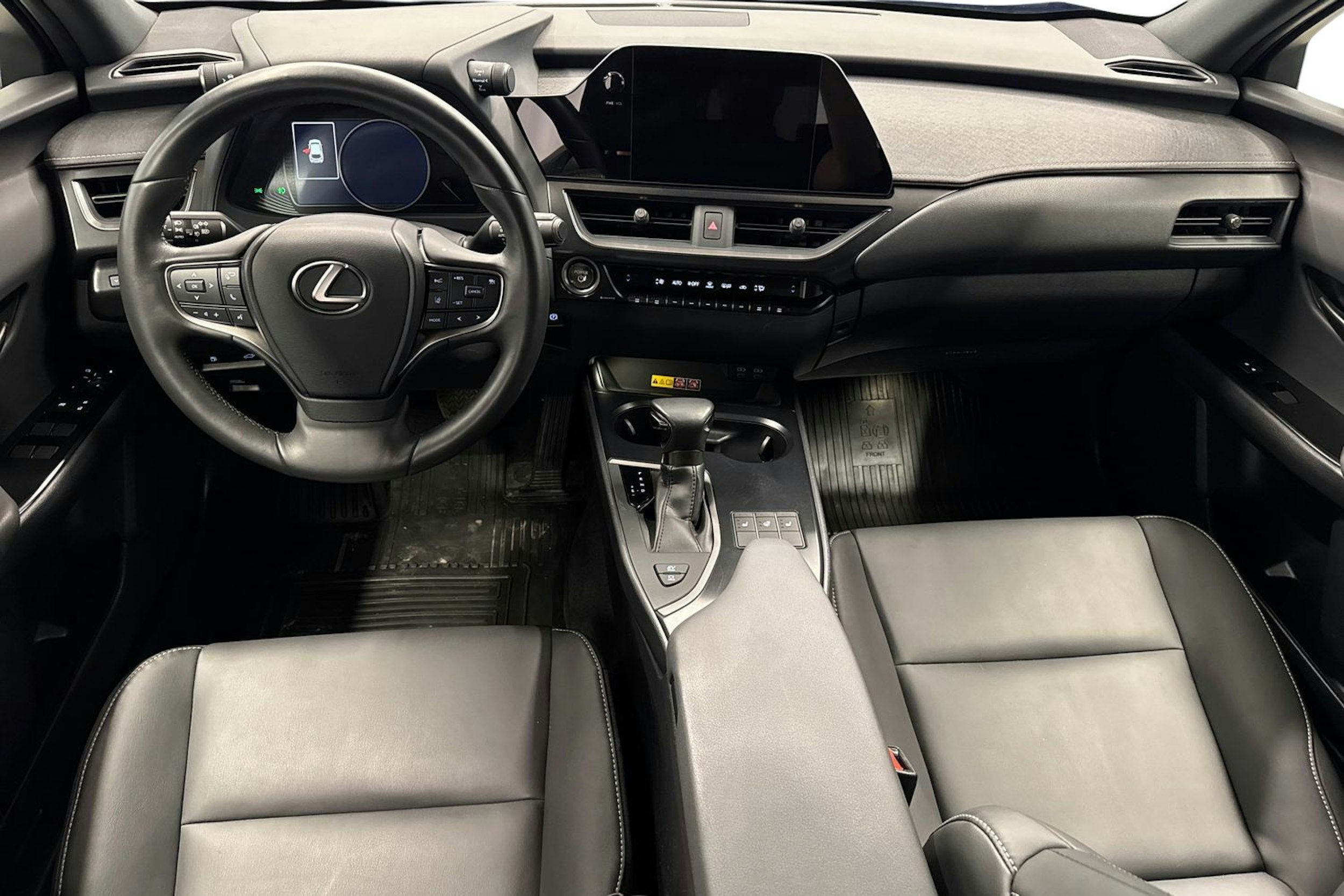 sininen Lexus UX 2023 kuva 9.