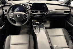 sininen Lexus UX 2023 kuva 9.