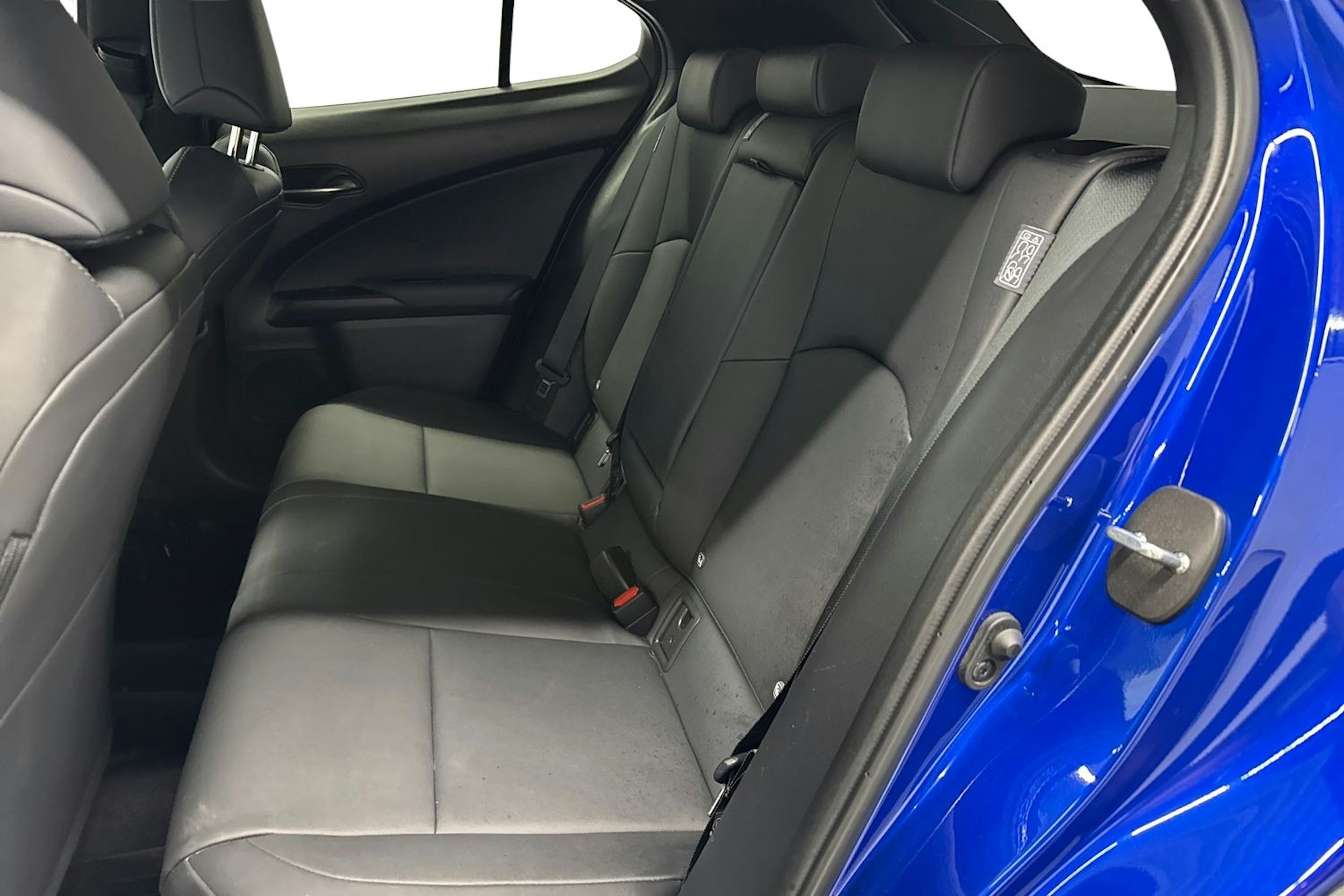 sininen Lexus UX 2023 kuva 10.