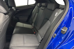 sininen Lexus UX 2023 kuva 10.