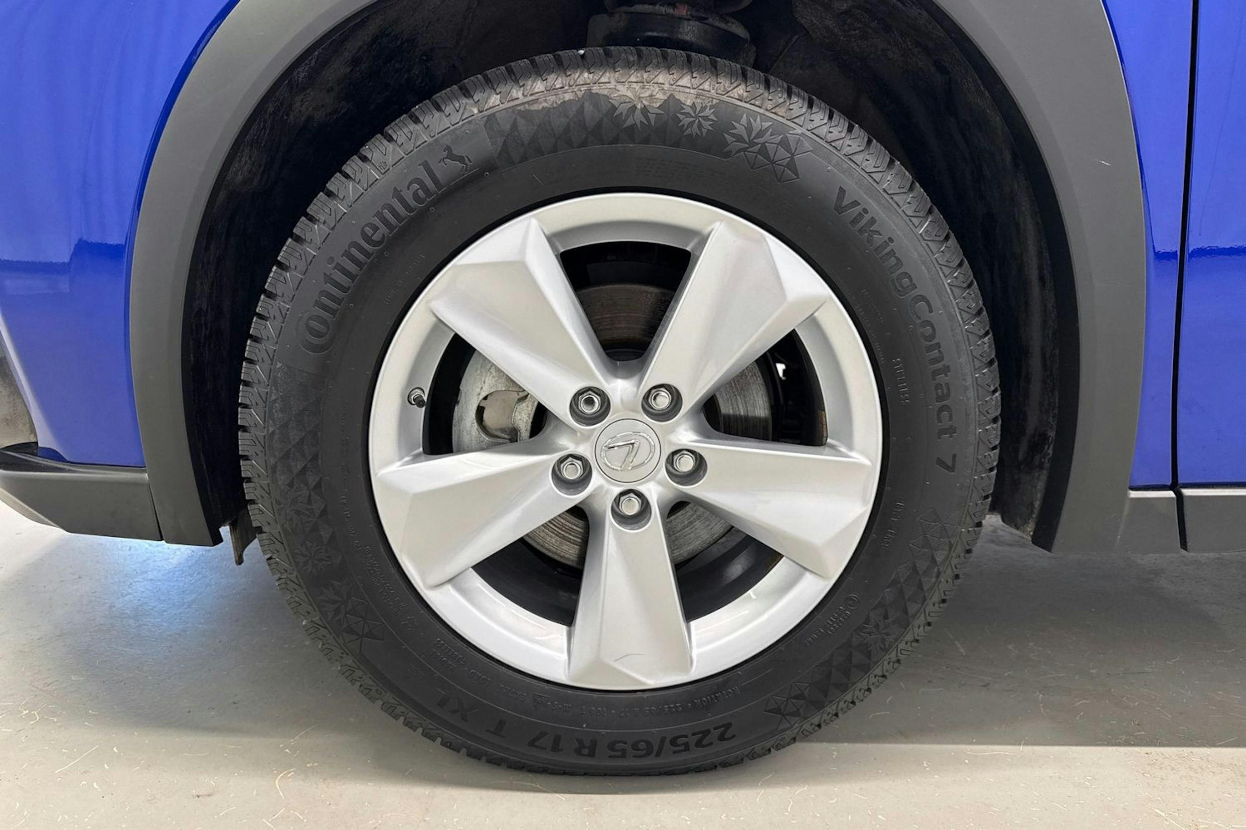 sininen Lexus UX 2023 kuva 13.