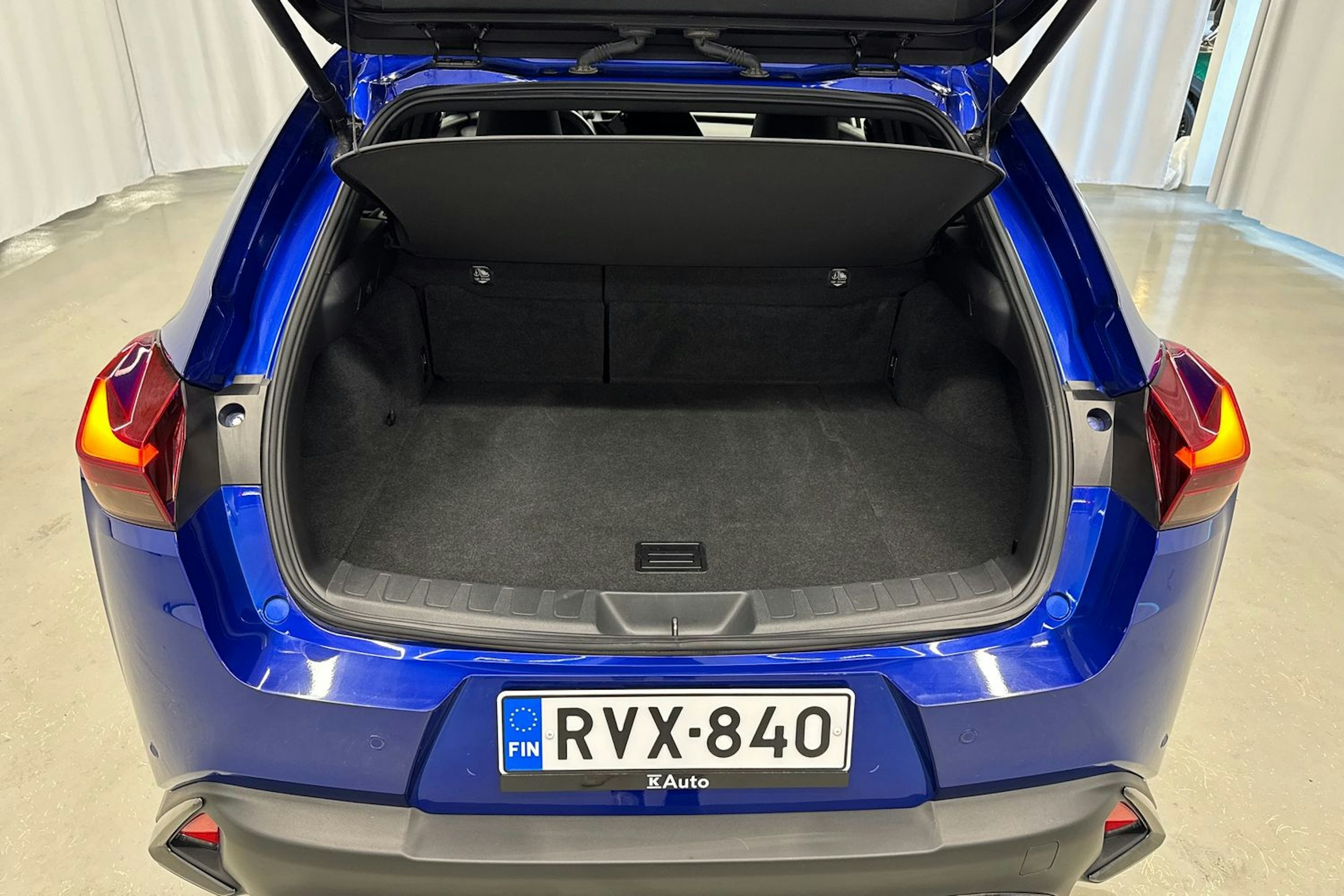 sininen Lexus UX 2023 kuva 14.