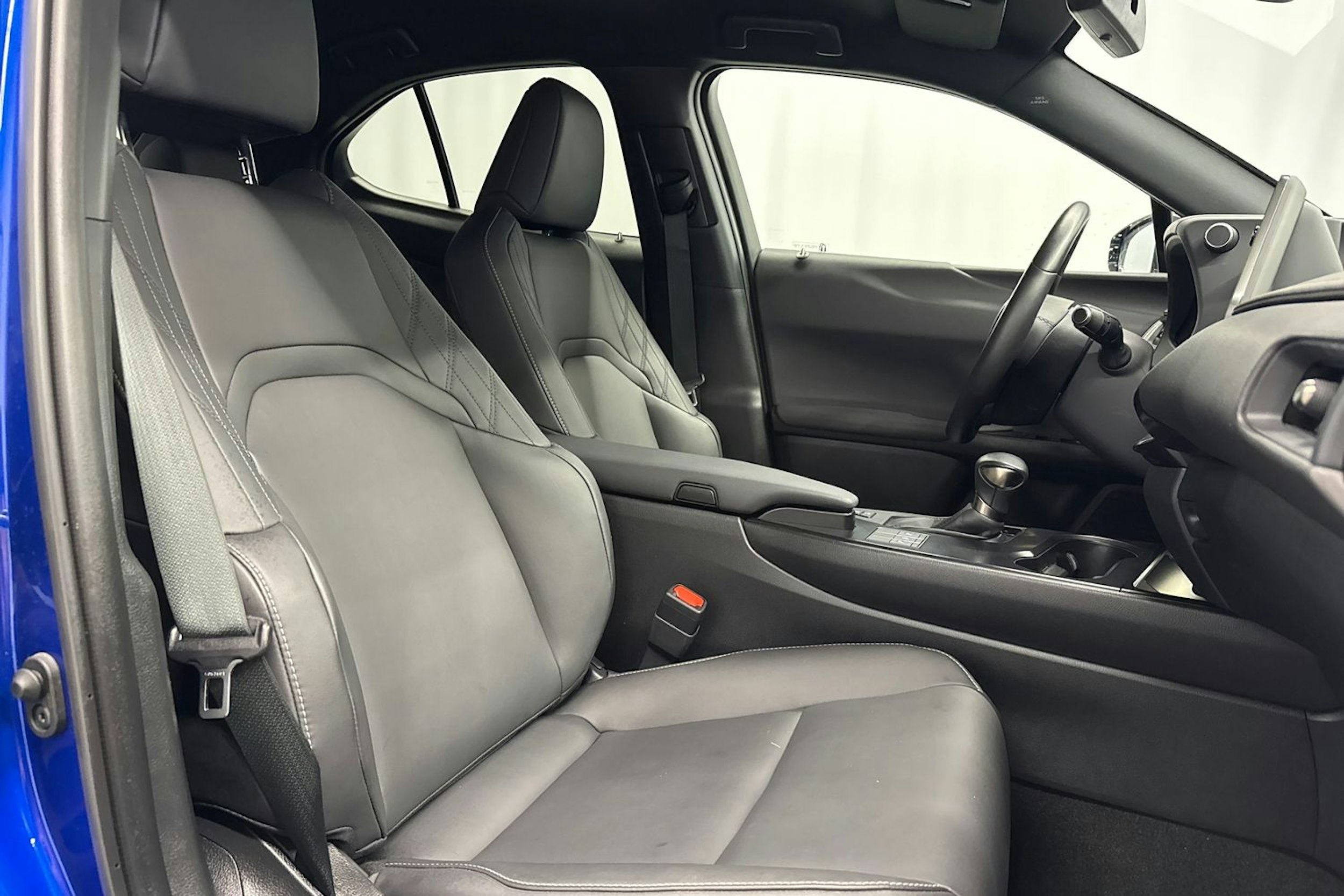 sininen Lexus UX 2023 kuva 16.