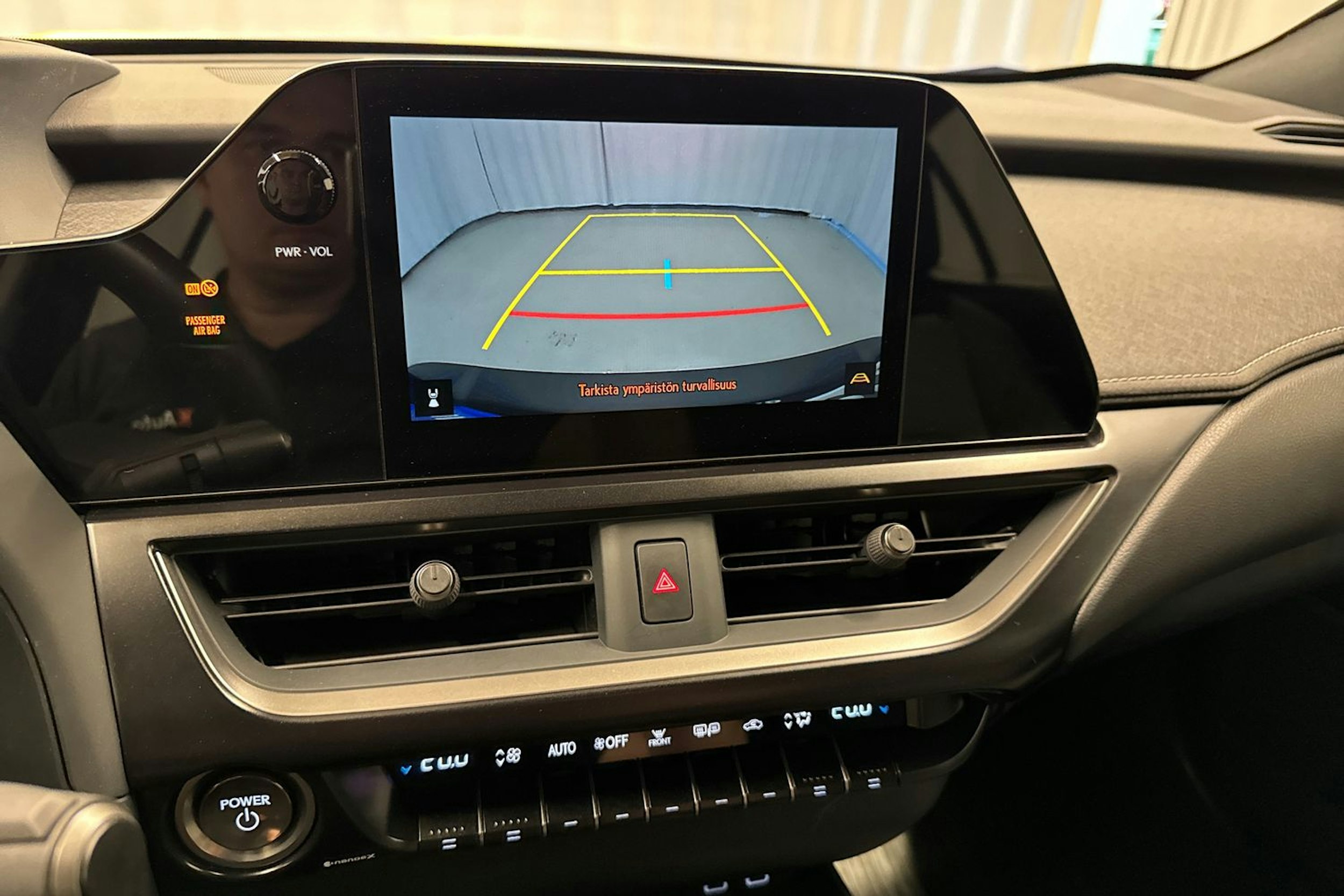 sininen Lexus UX 2023 kuva 17.