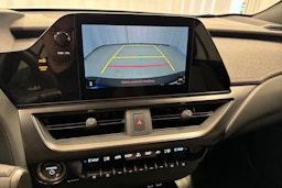 sininen Lexus UX 2023 kuva 17.
