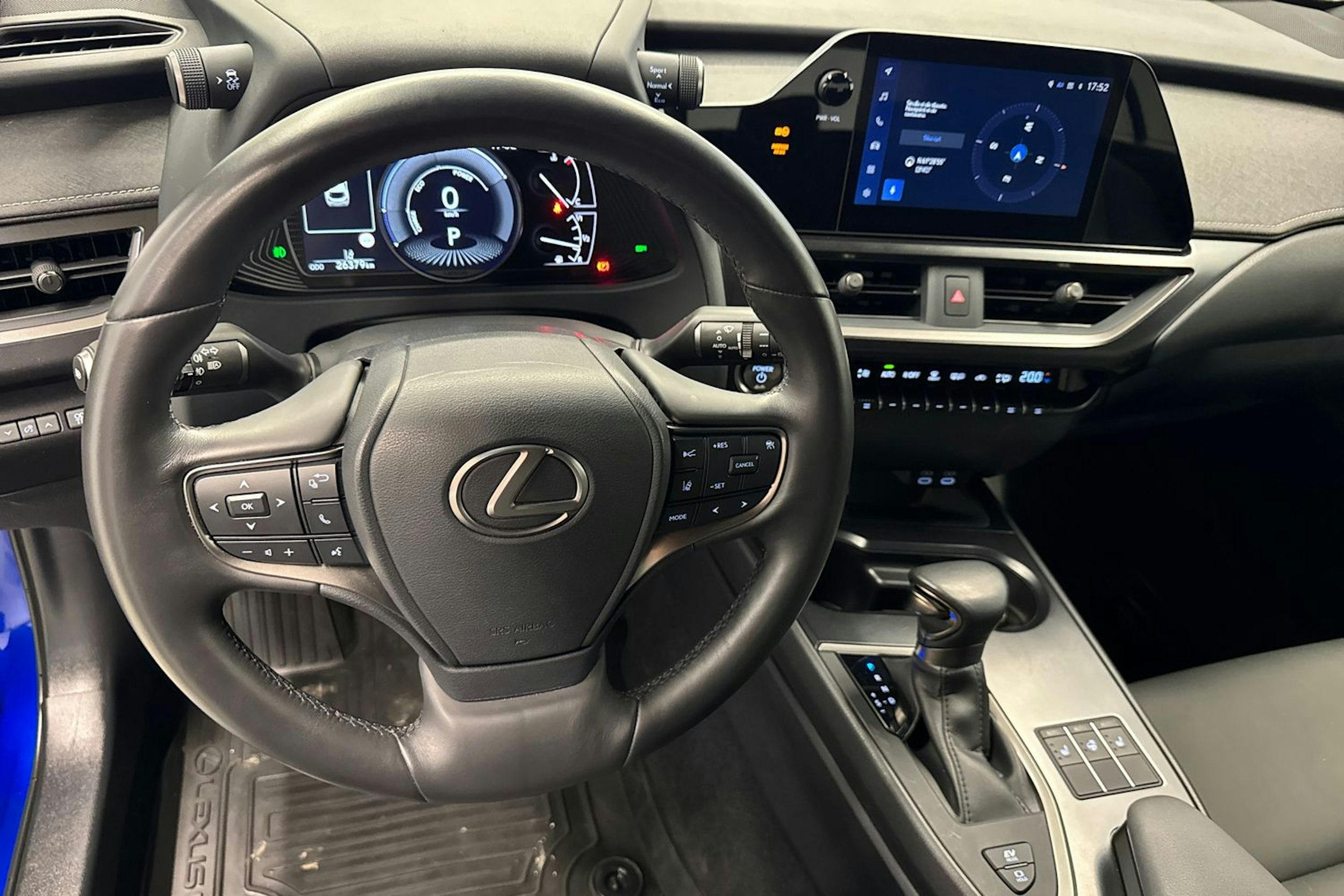 sininen Lexus UX 2023 kuva 18.