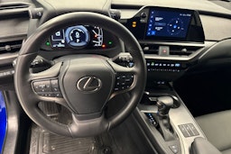 sininen Lexus UX 2023 kuva 18.