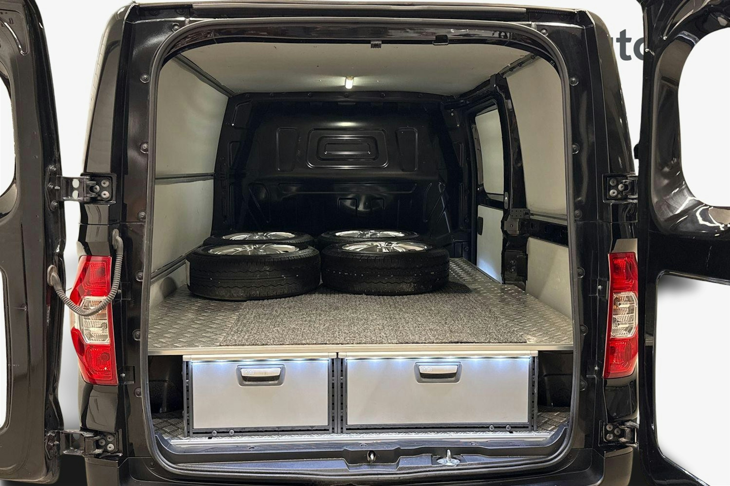 musta Maxus e-Deliver 3 2021 kuva 2.