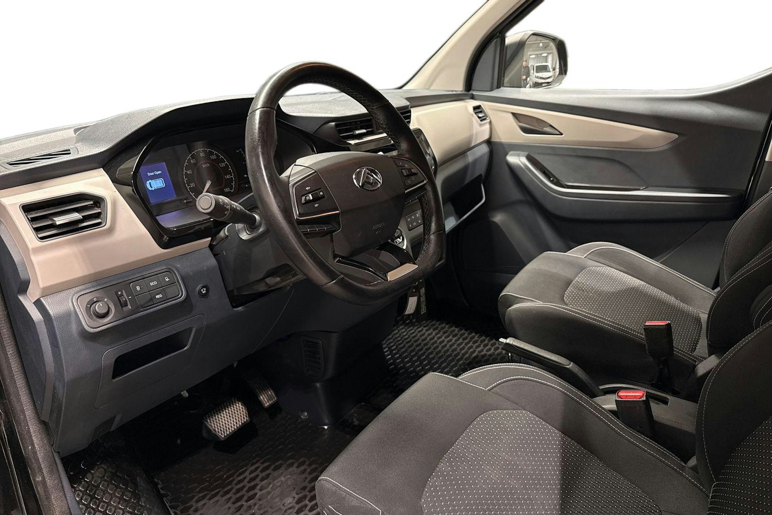 musta Maxus e-Deliver 3 2021 kuva 3.