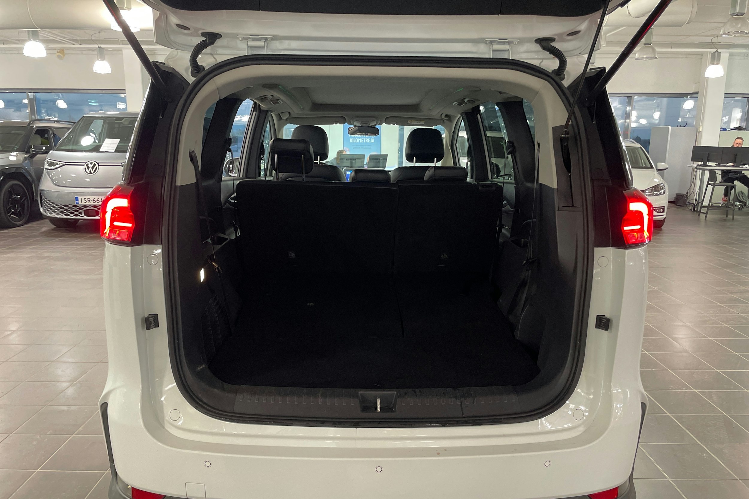 valkoinen Maxus Euniq 5 2021 kuva 16.