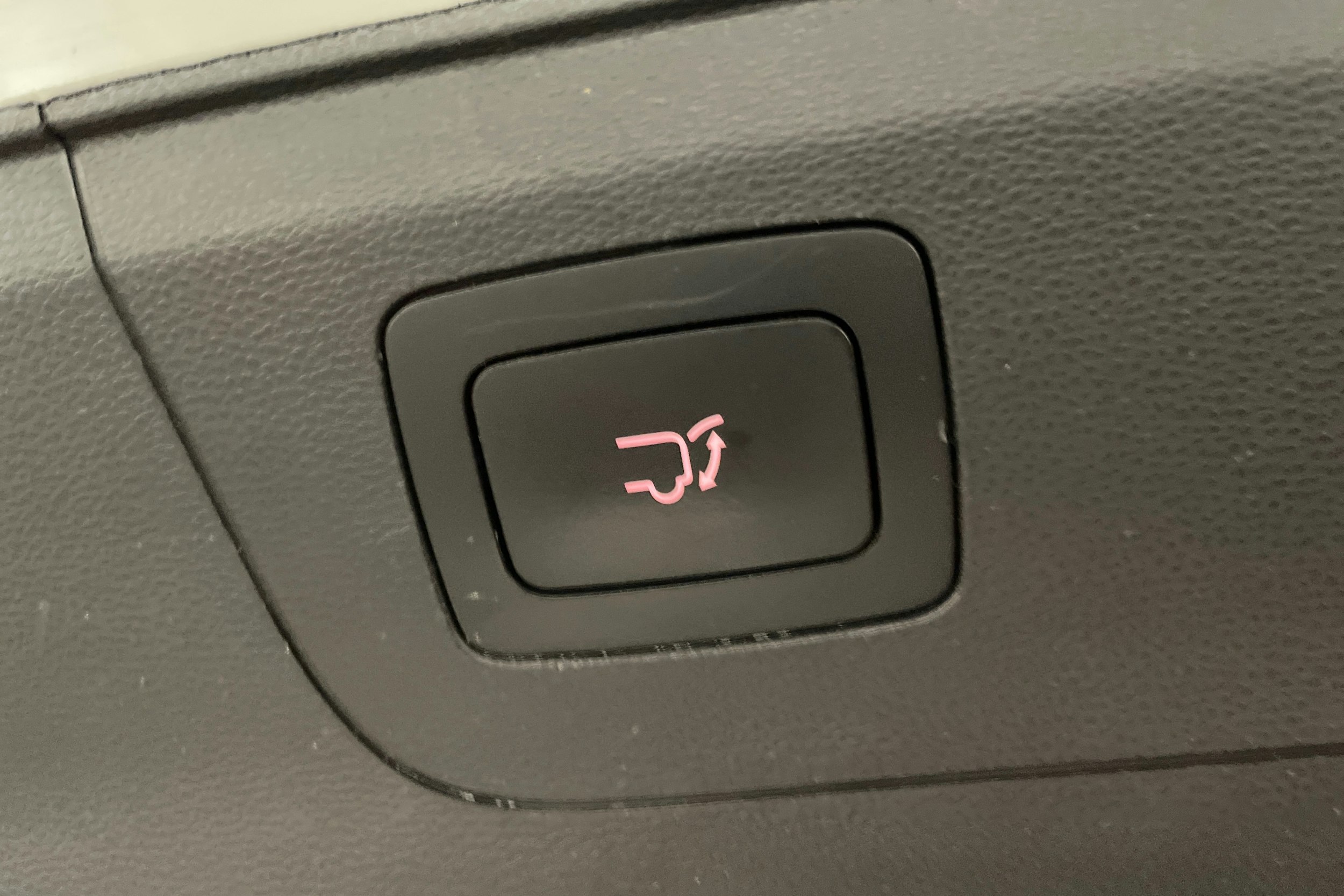 valkoinen Maxus Euniq 5 2021 kuva 17.