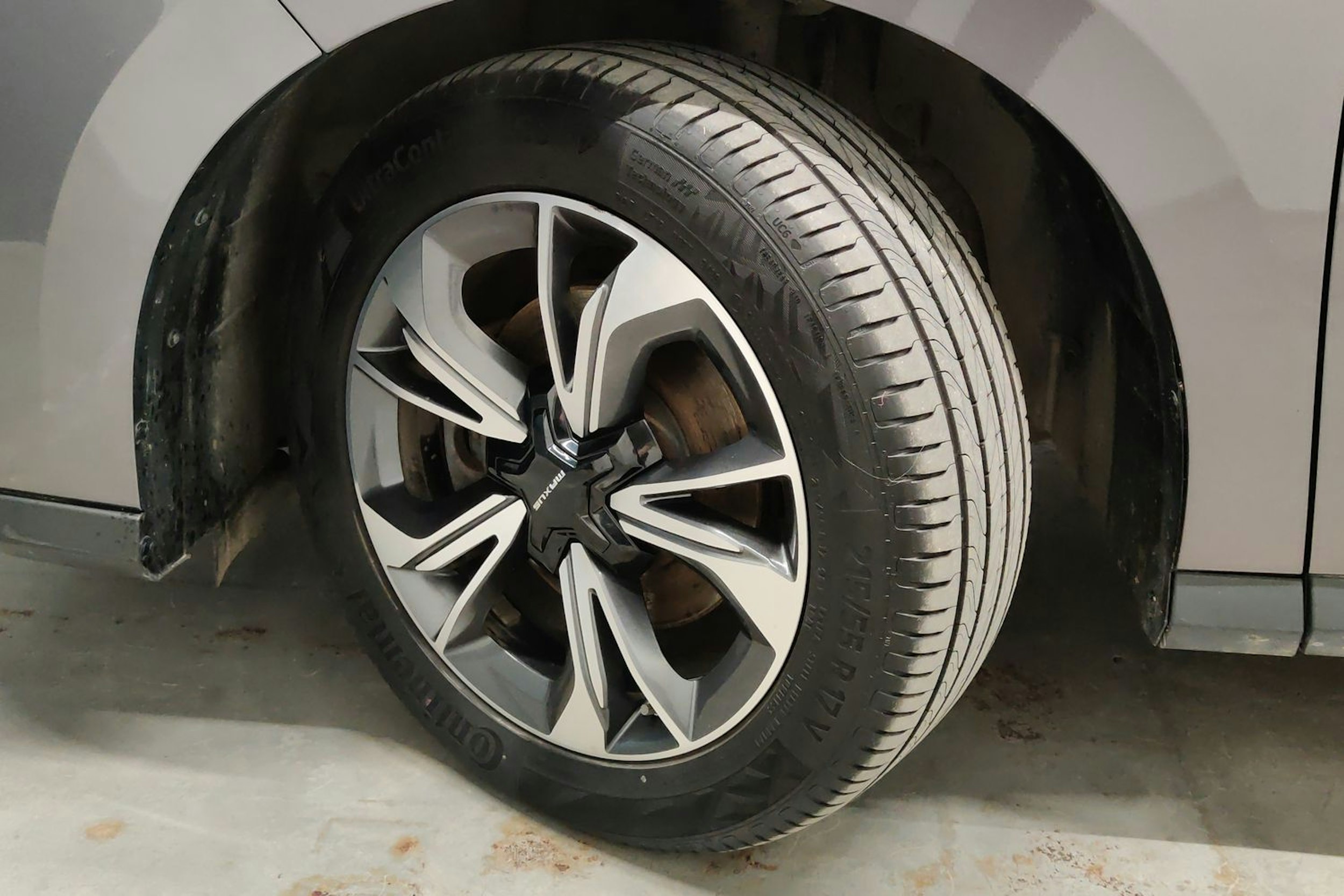 Harmaa MAXUS Euniq 5 2022 kuva 13.