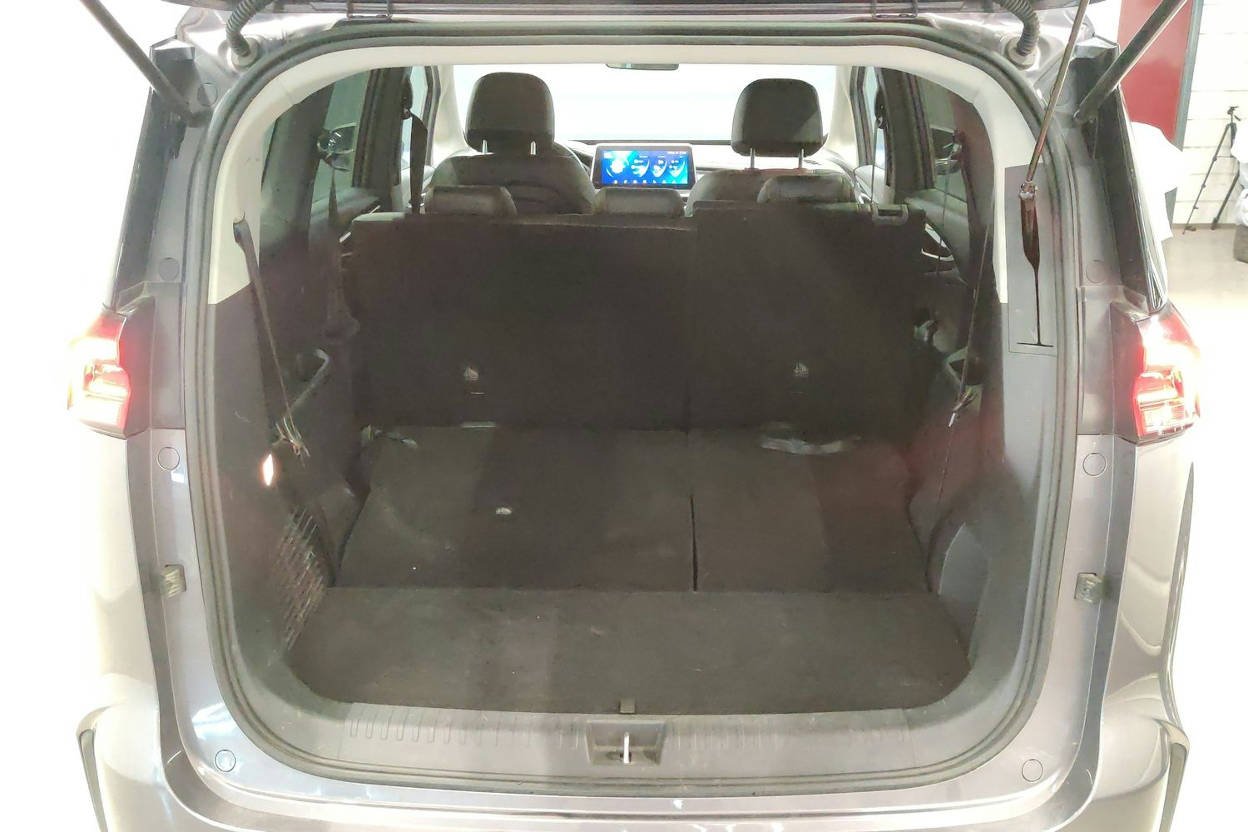 Harmaa MAXUS Euniq 5 2022 kuva 15.