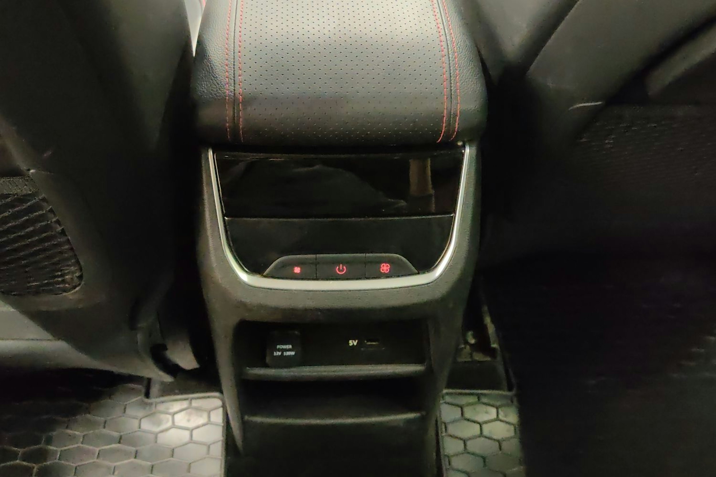 Harmaa MAXUS Euniq 5 2022 kuva 16.
