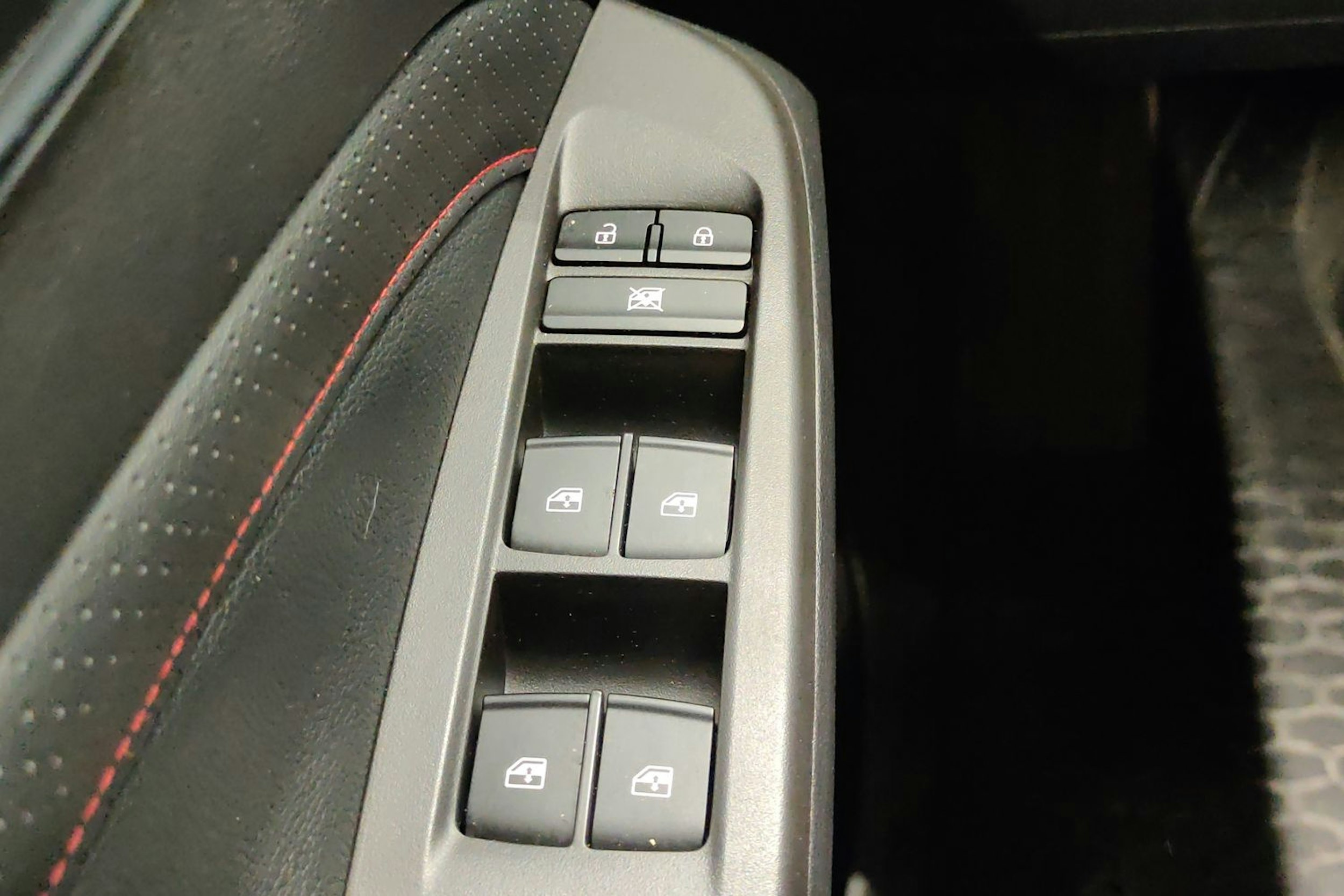 Harmaa MAXUS Euniq 5 2022 kuva 29.