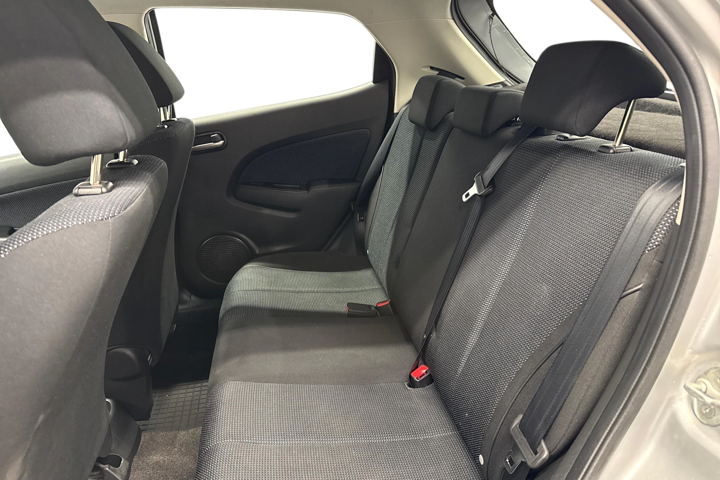 harmaa Mazda 2 2010 kuva 8.