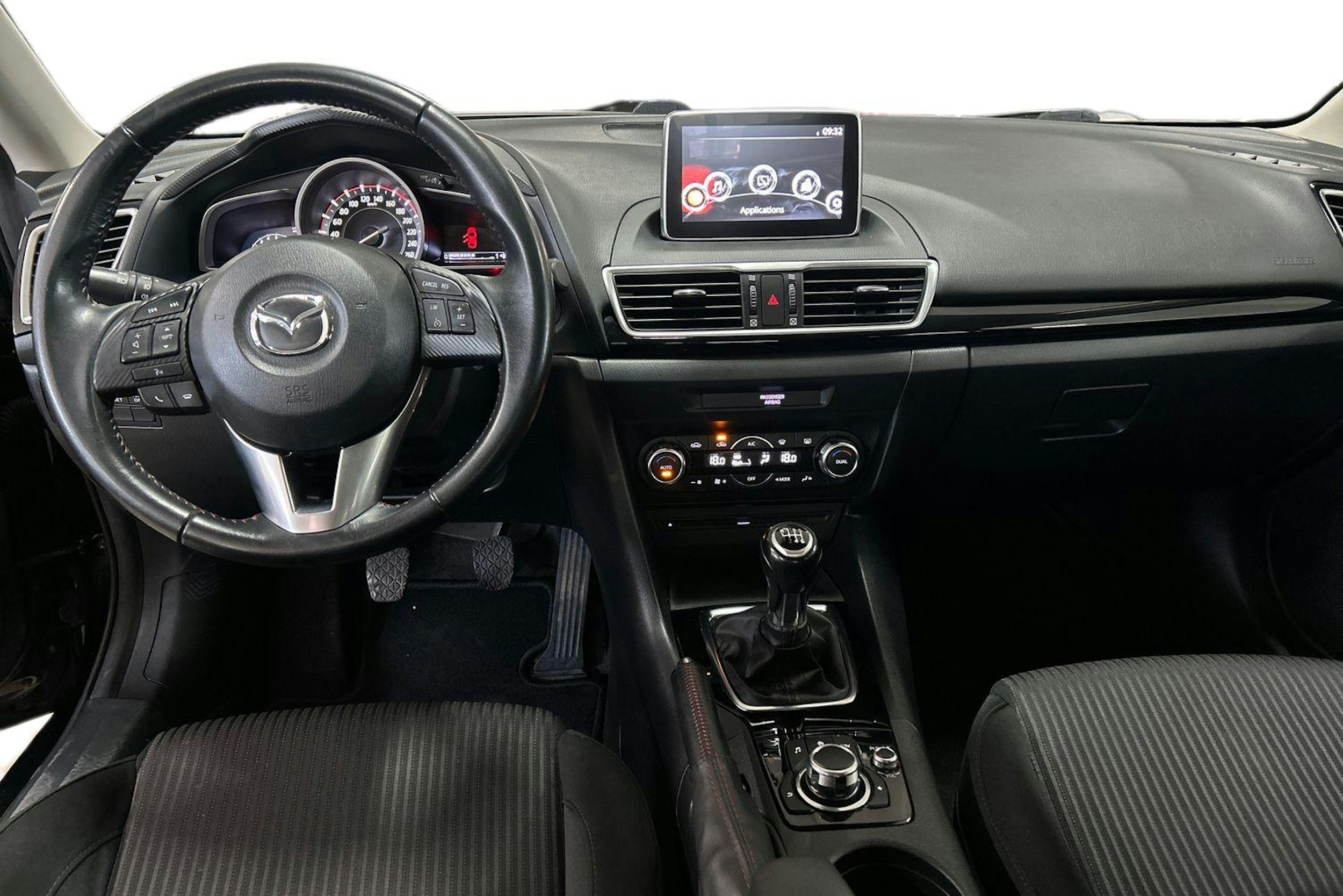 Musta Mazda 3 2016 kuva 9.