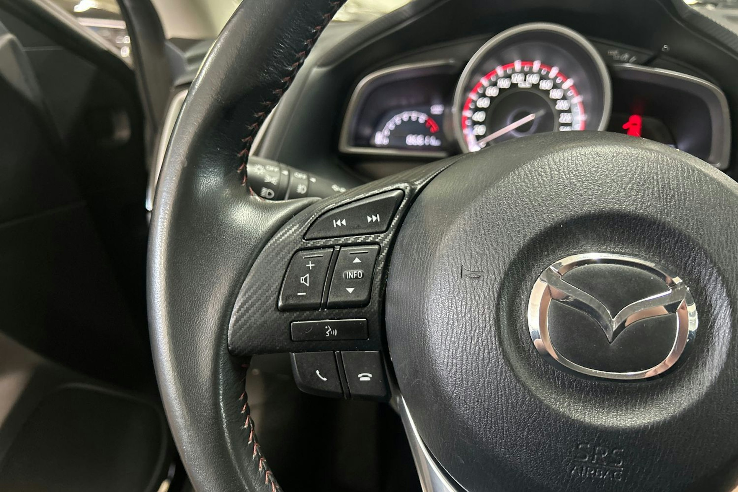 Musta Mazda 3 2016 kuva 15.