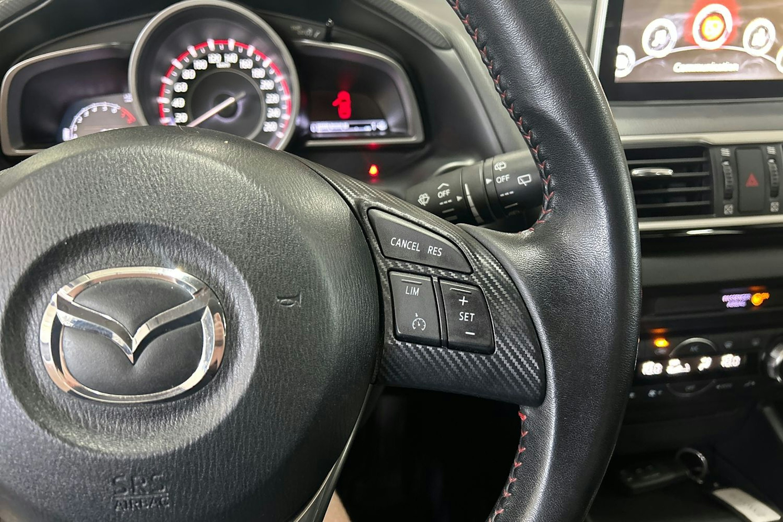 Musta Mazda 3 2016 kuva 16.