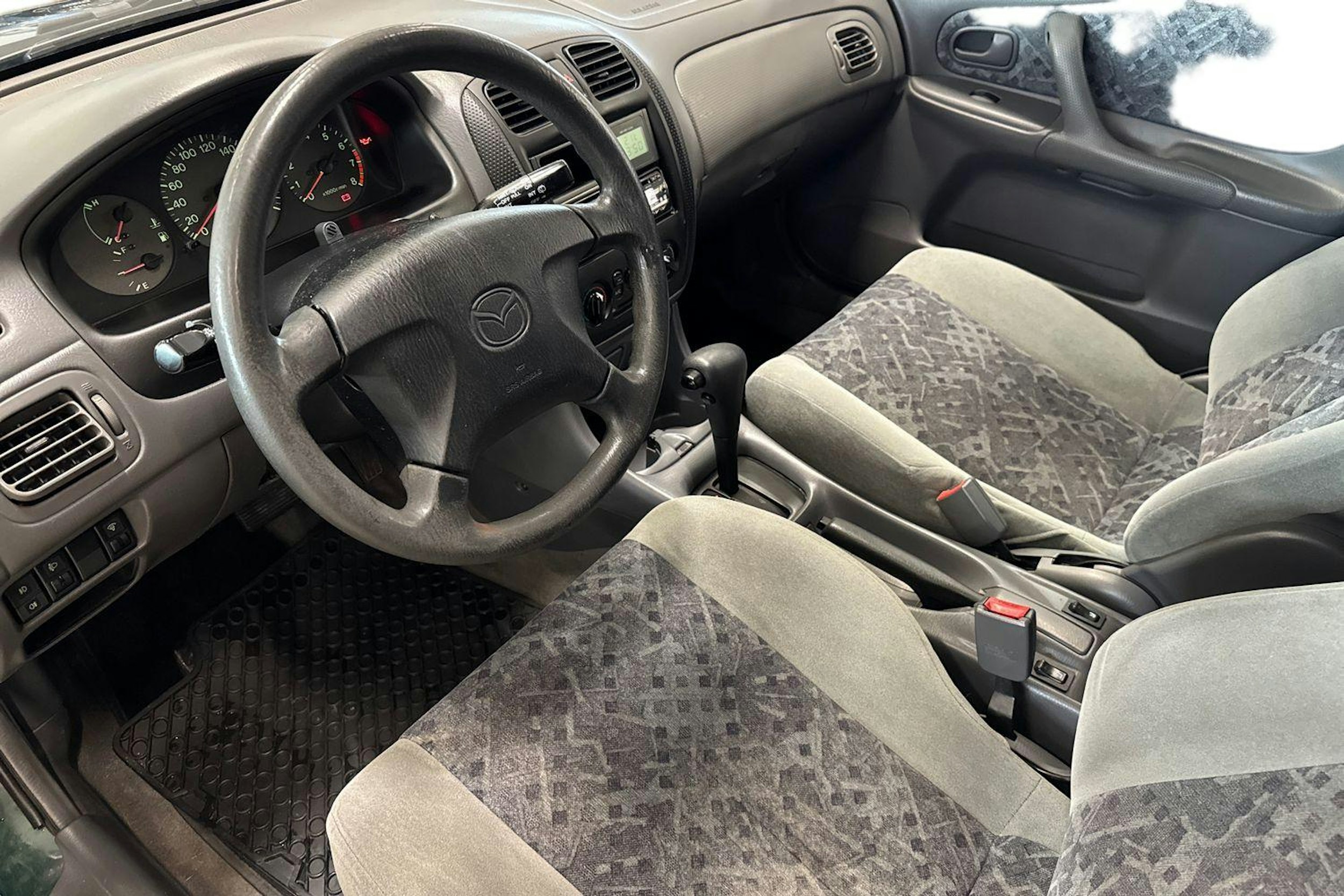 vihreä Mazda 323 1999 kuva 7.