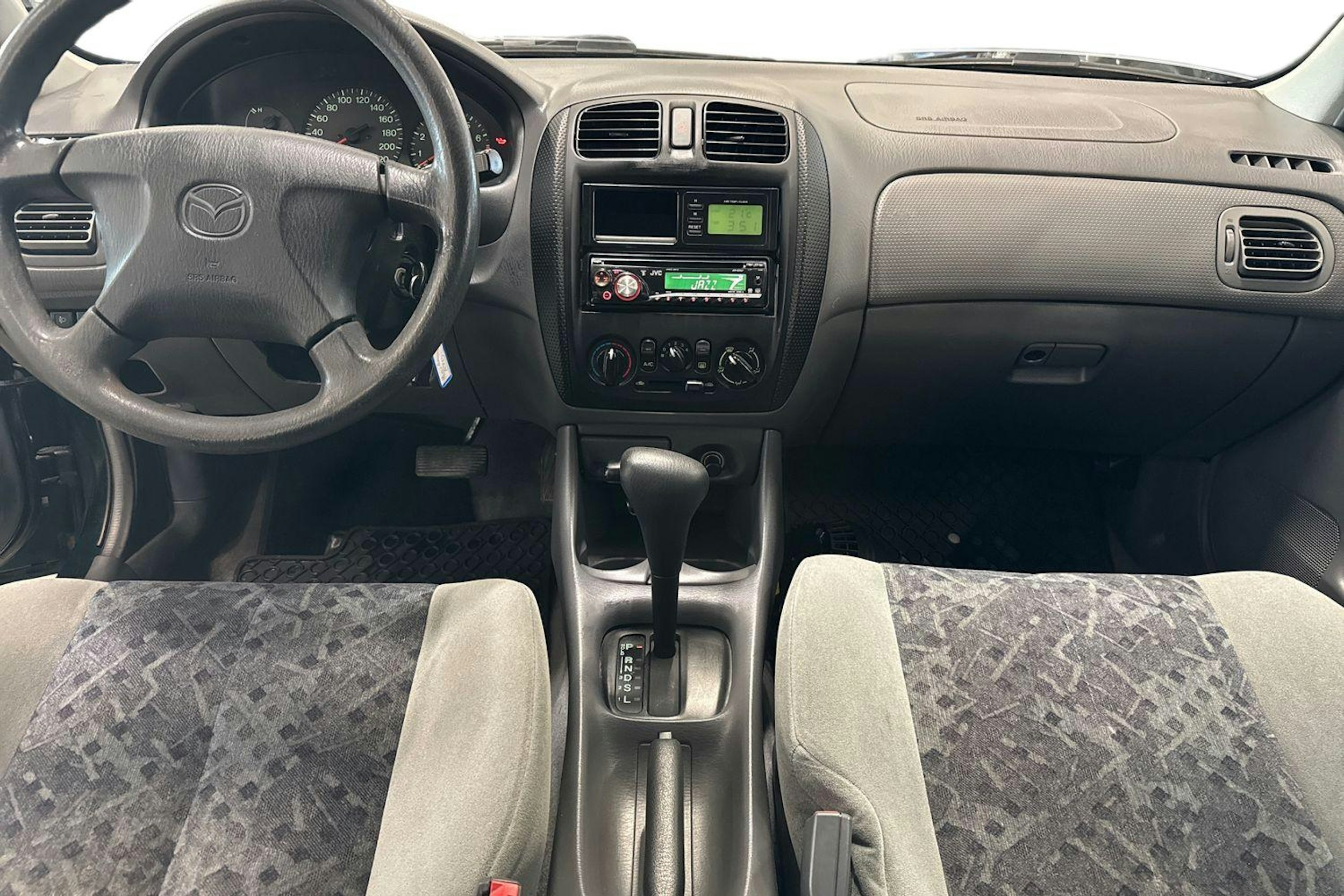 vihreä Mazda 323 1999 kuva 9.