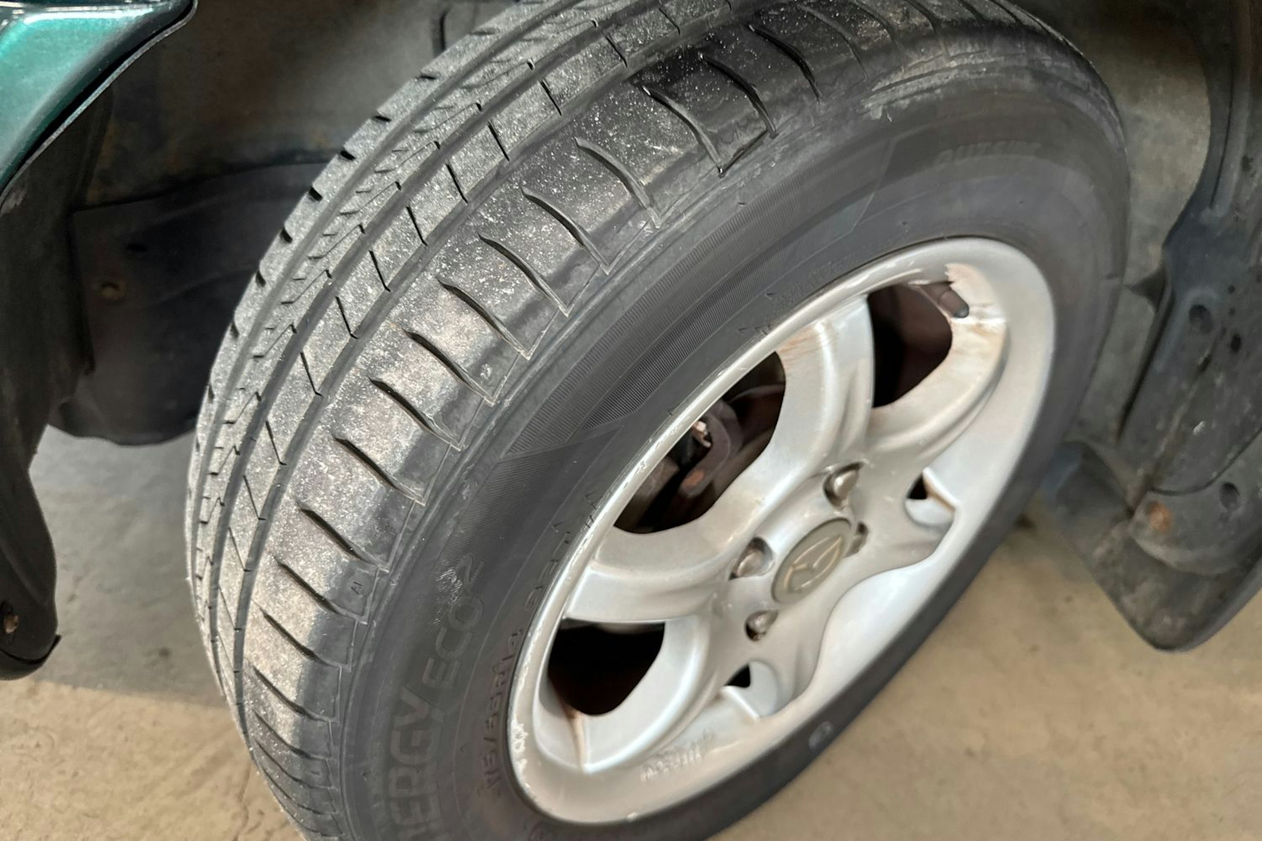 vihreä Mazda 323 1999 kuva 13.