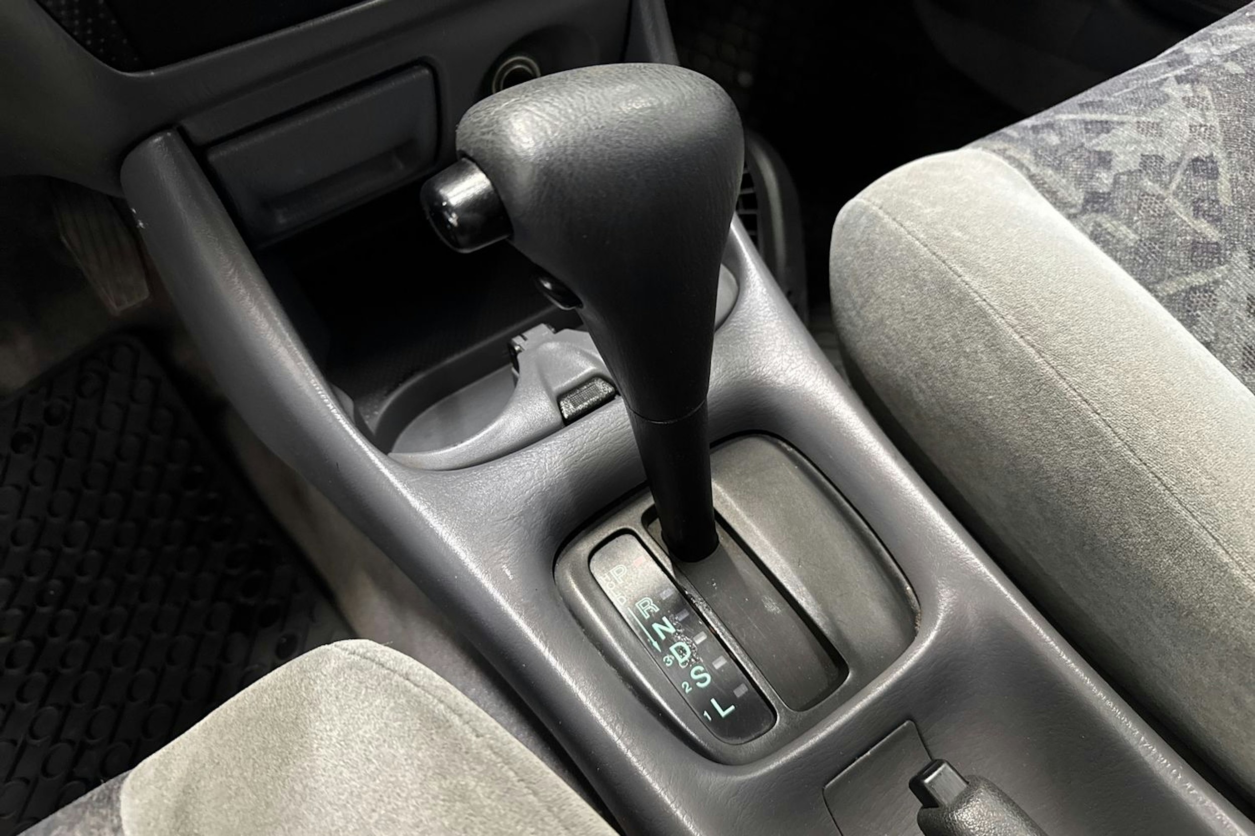 vihreä Mazda 323 1999 kuva 15.