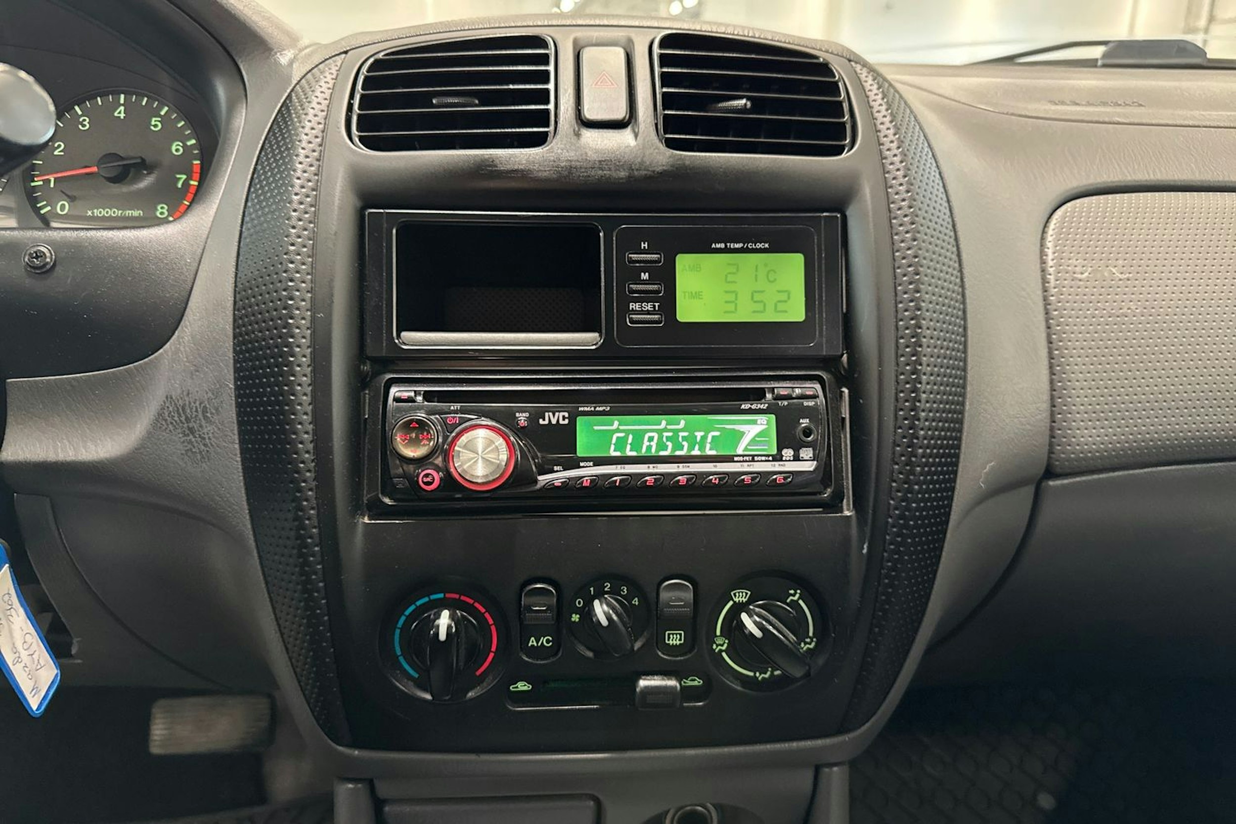 vihreä Mazda 323 1999 kuva 17.