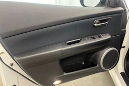 Valkoinen Mazda 6 2009 kuva 11.