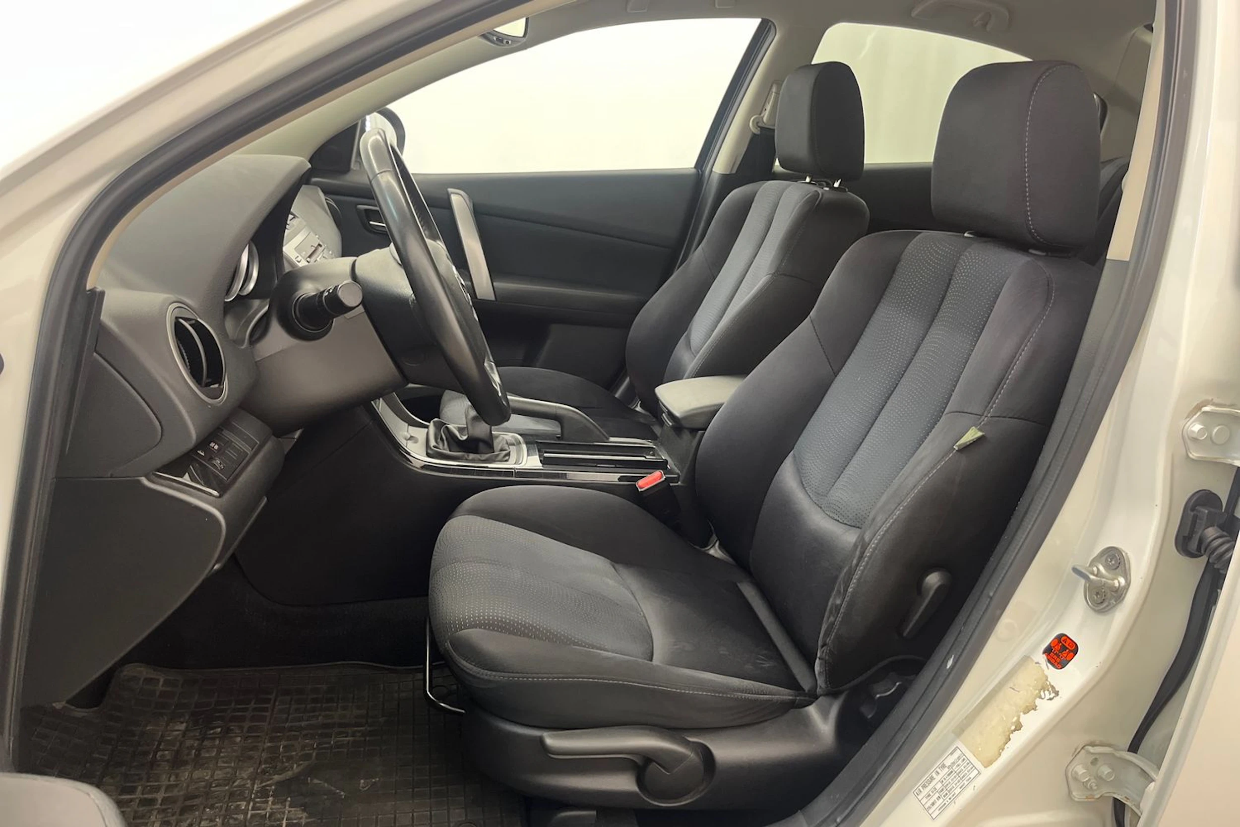 Valkoinen Mazda 6 2009 kuva 12.