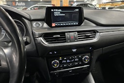 sininen Mazda 6 2015 kuva 17.