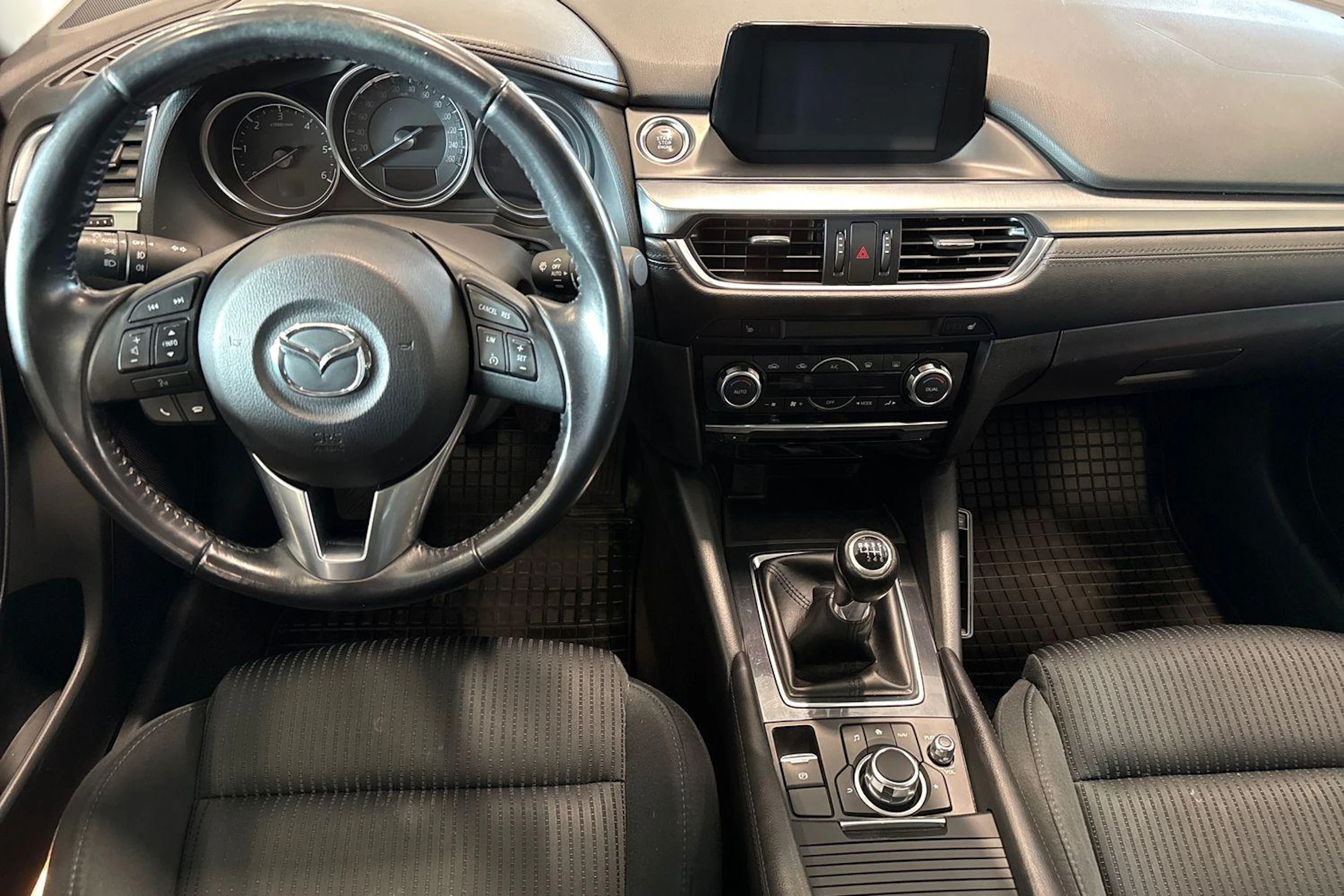 valkoinen Mazda 6 2016 kuva 7.