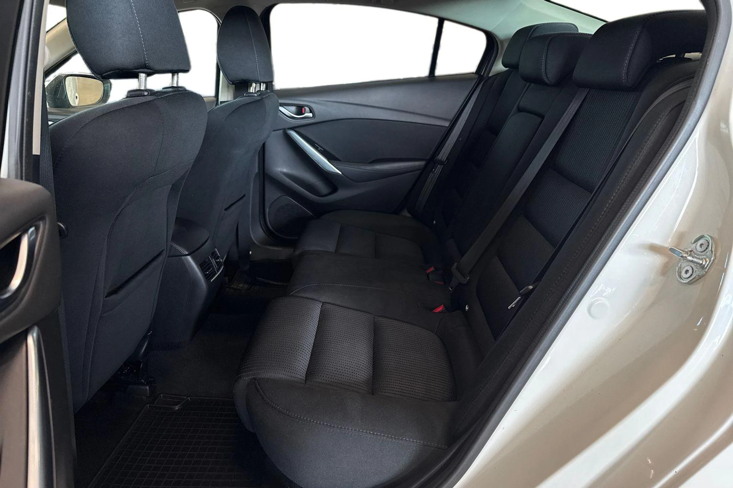 valkoinen Mazda 6 2016 kuva 8.