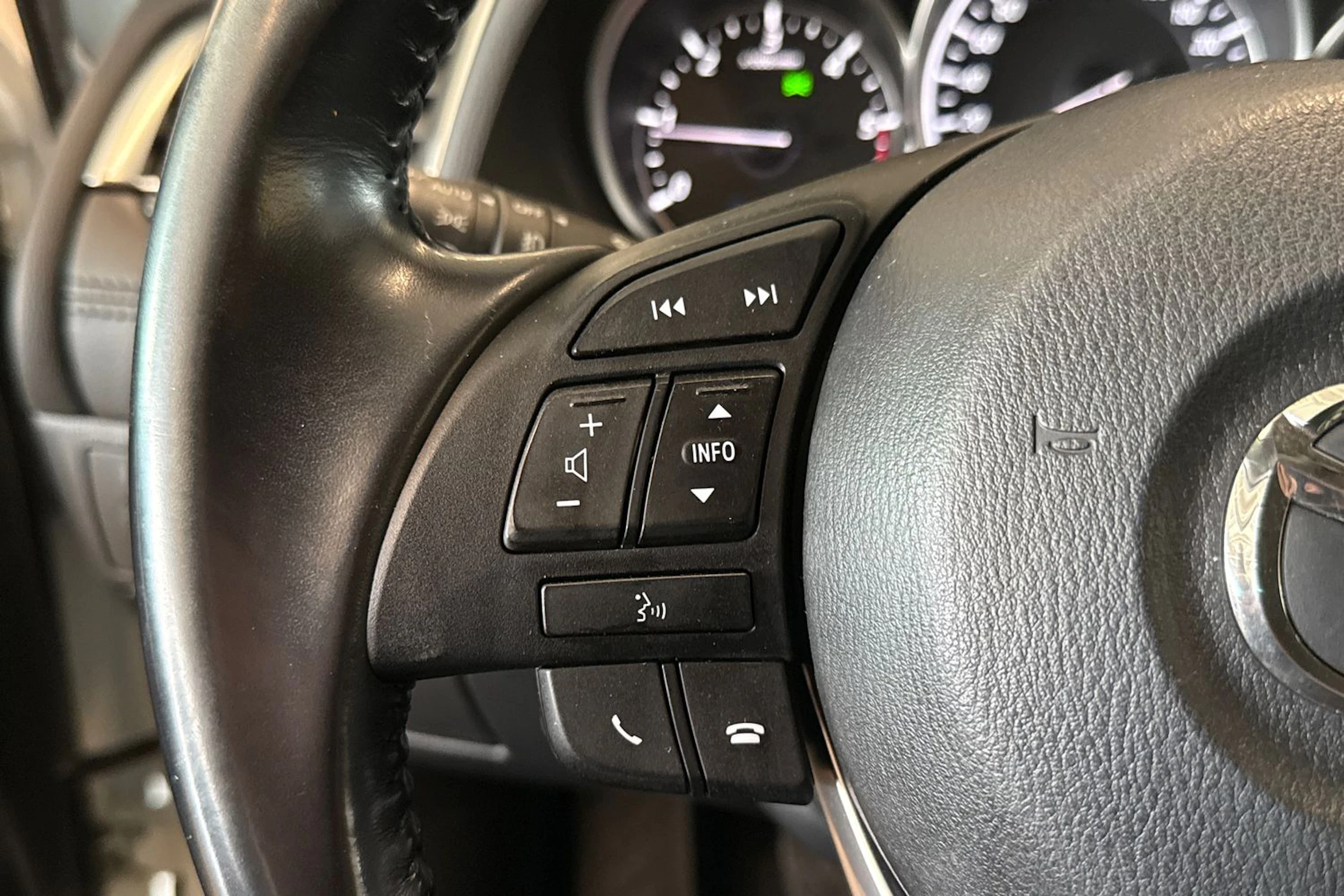 valkoinen Mazda 6 2016 kuva 13.