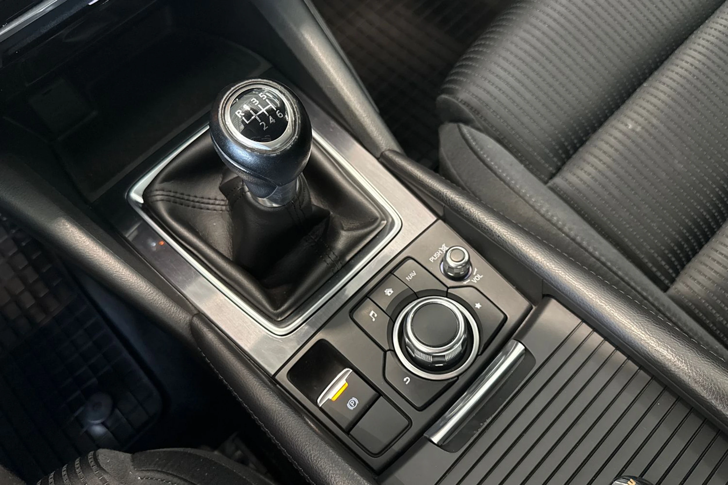 valkoinen Mazda 6 2016 kuva 18.