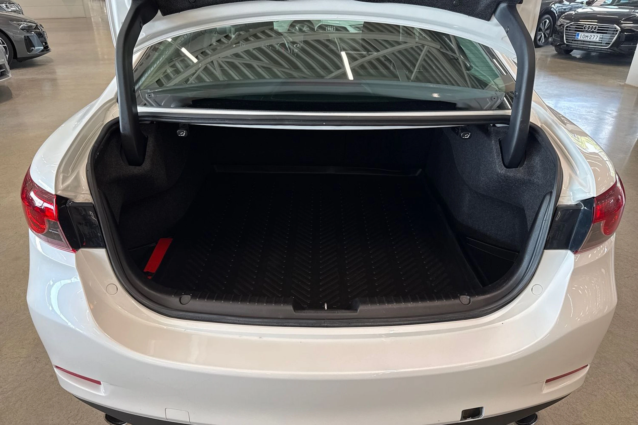 valkoinen Mazda 6 2016 kuva 20.