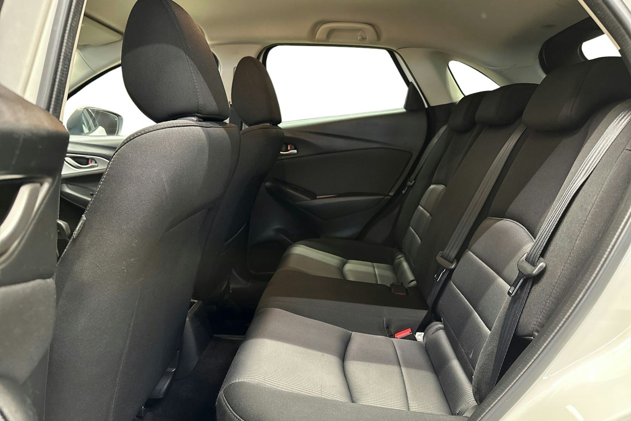 valkoinen Mazda CX-3 2016 kuva 10.