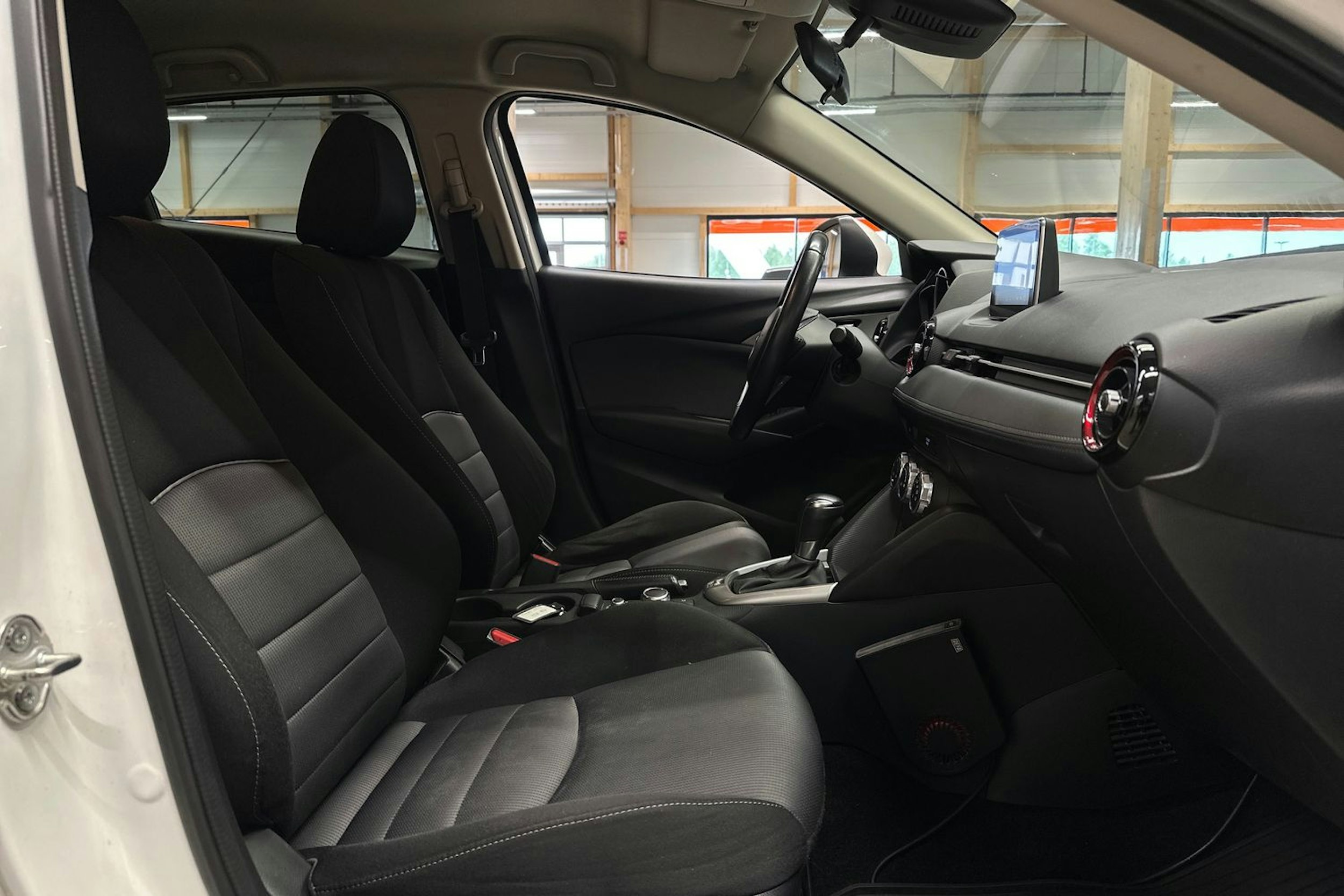 valkoinen Mazda CX-3 2016 kuva 15.