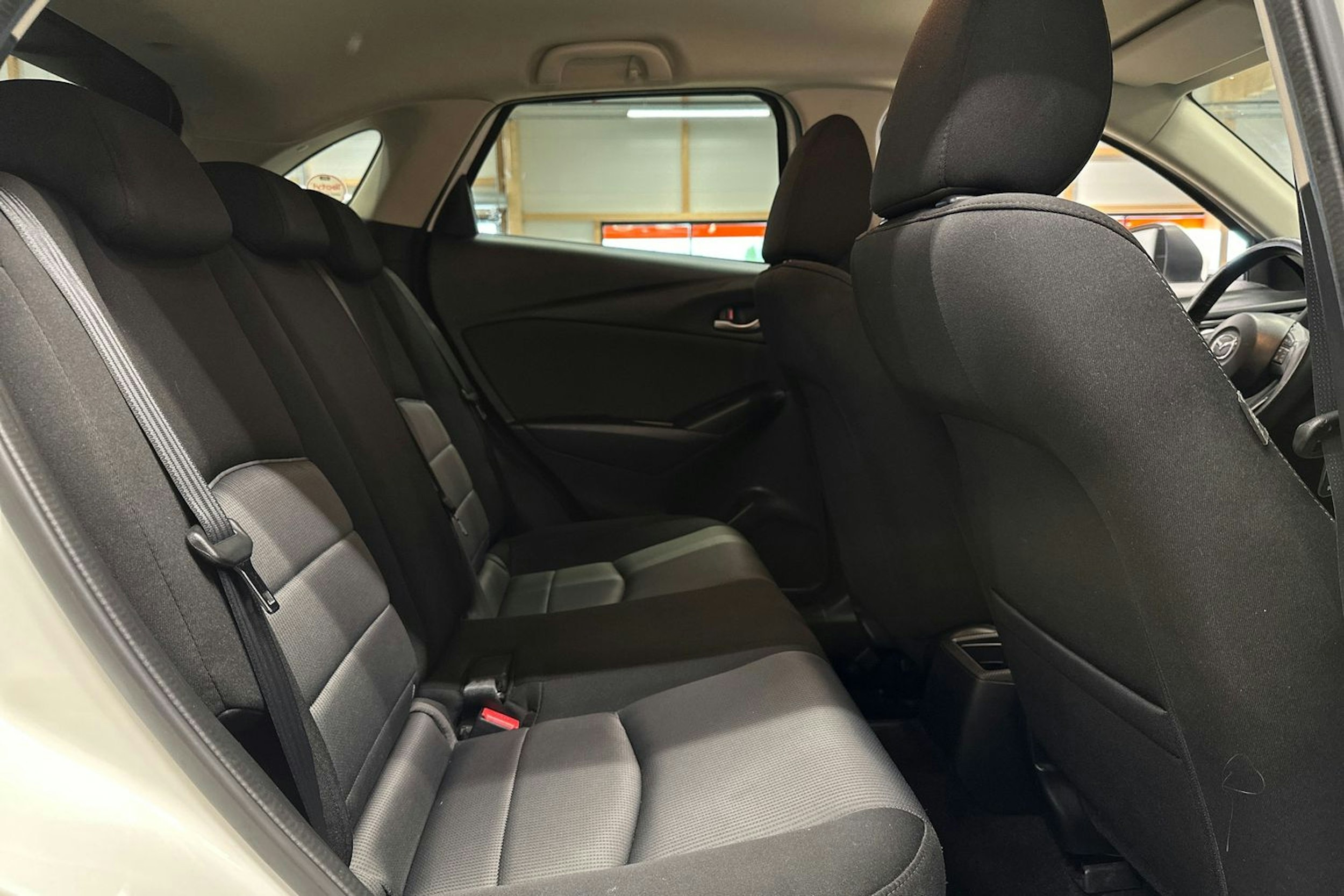 valkoinen Mazda CX-3 2016 kuva 16.