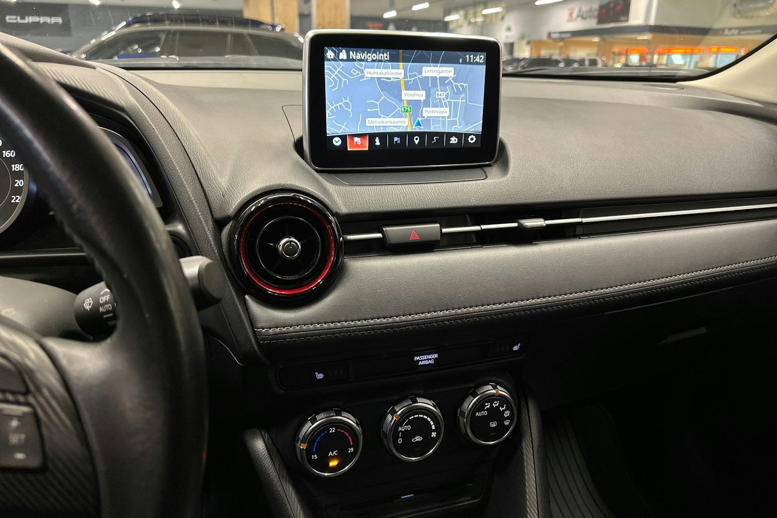 valkoinen Mazda CX-3 2016 kuva 21.