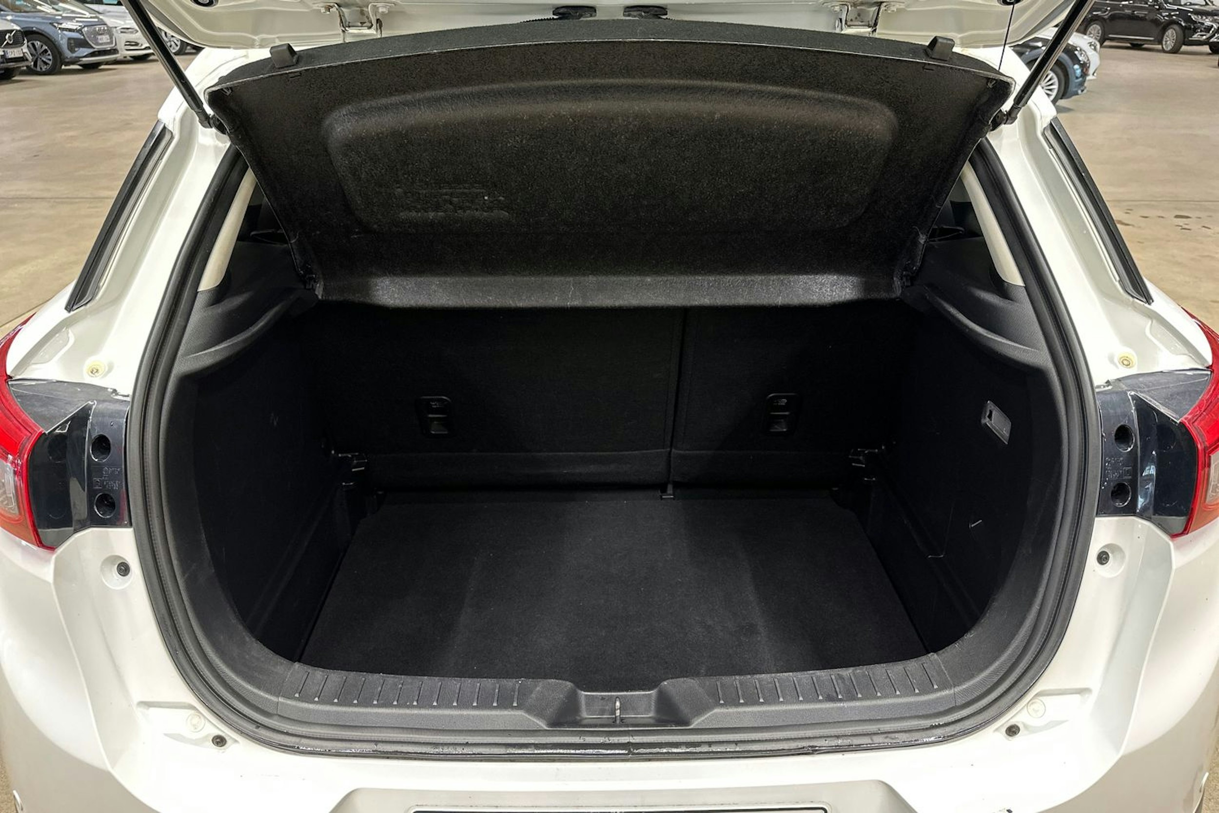 valkoinen Mazda CX-3 2016 kuva 29.