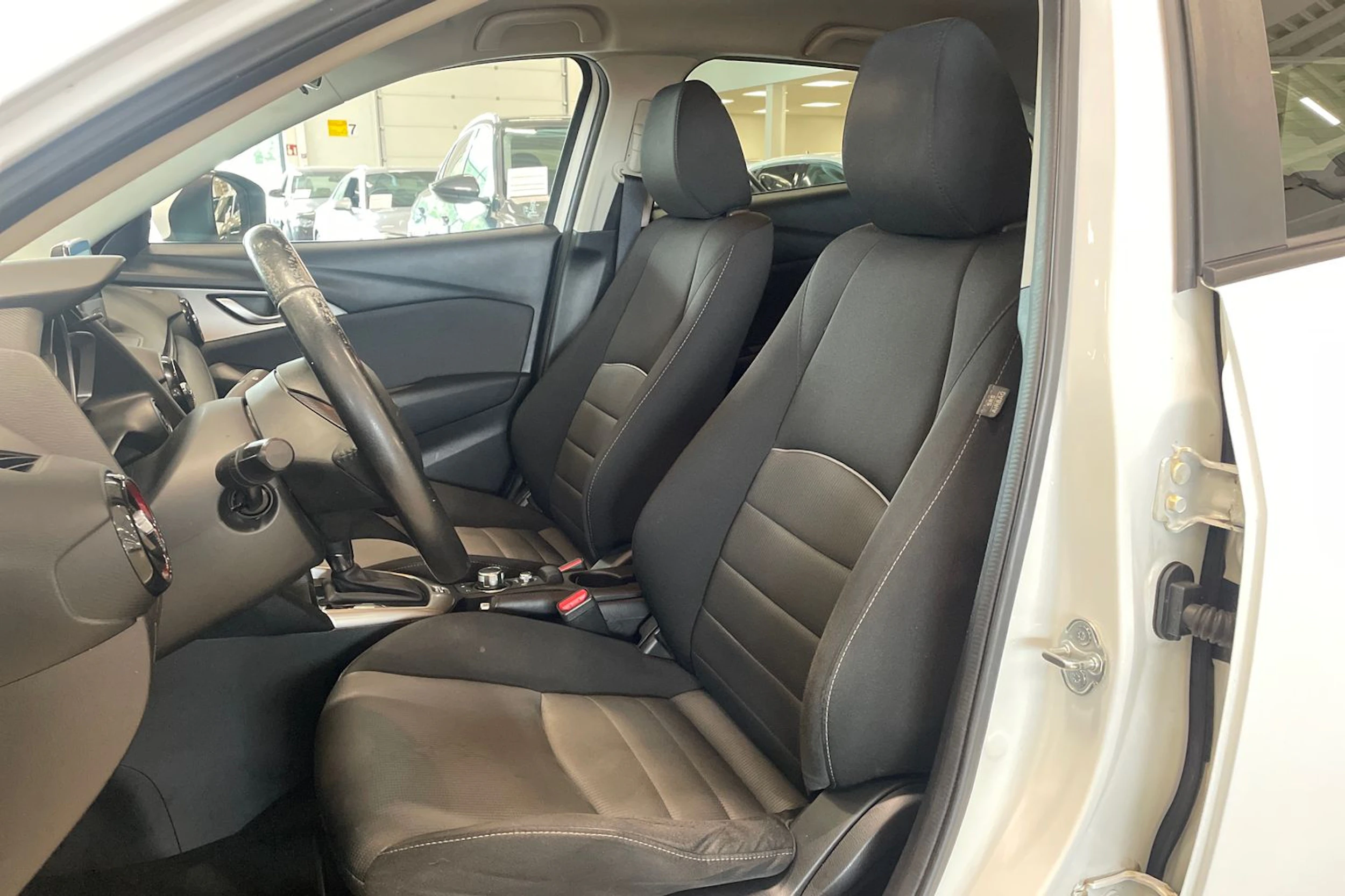 valkoinen Mazda CX-3 2016 kuva 11.