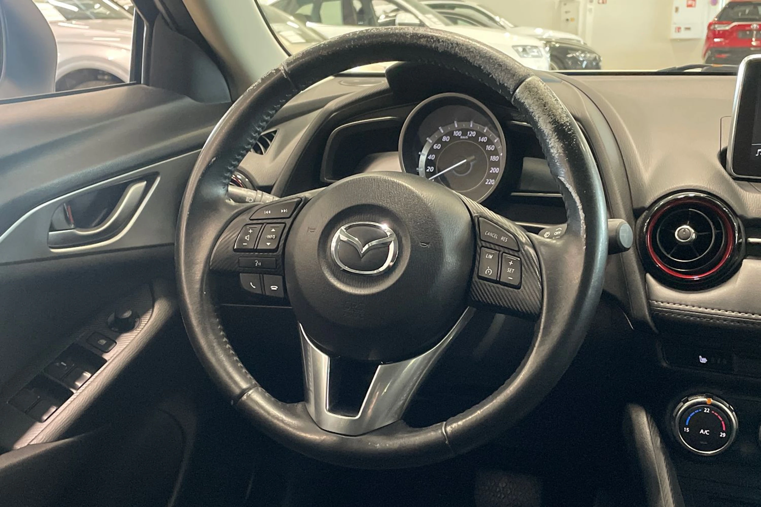 valkoinen Mazda CX-3 2016 kuva 12.