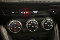 valkoinen Mazda CX-3 2016 kuva 21.