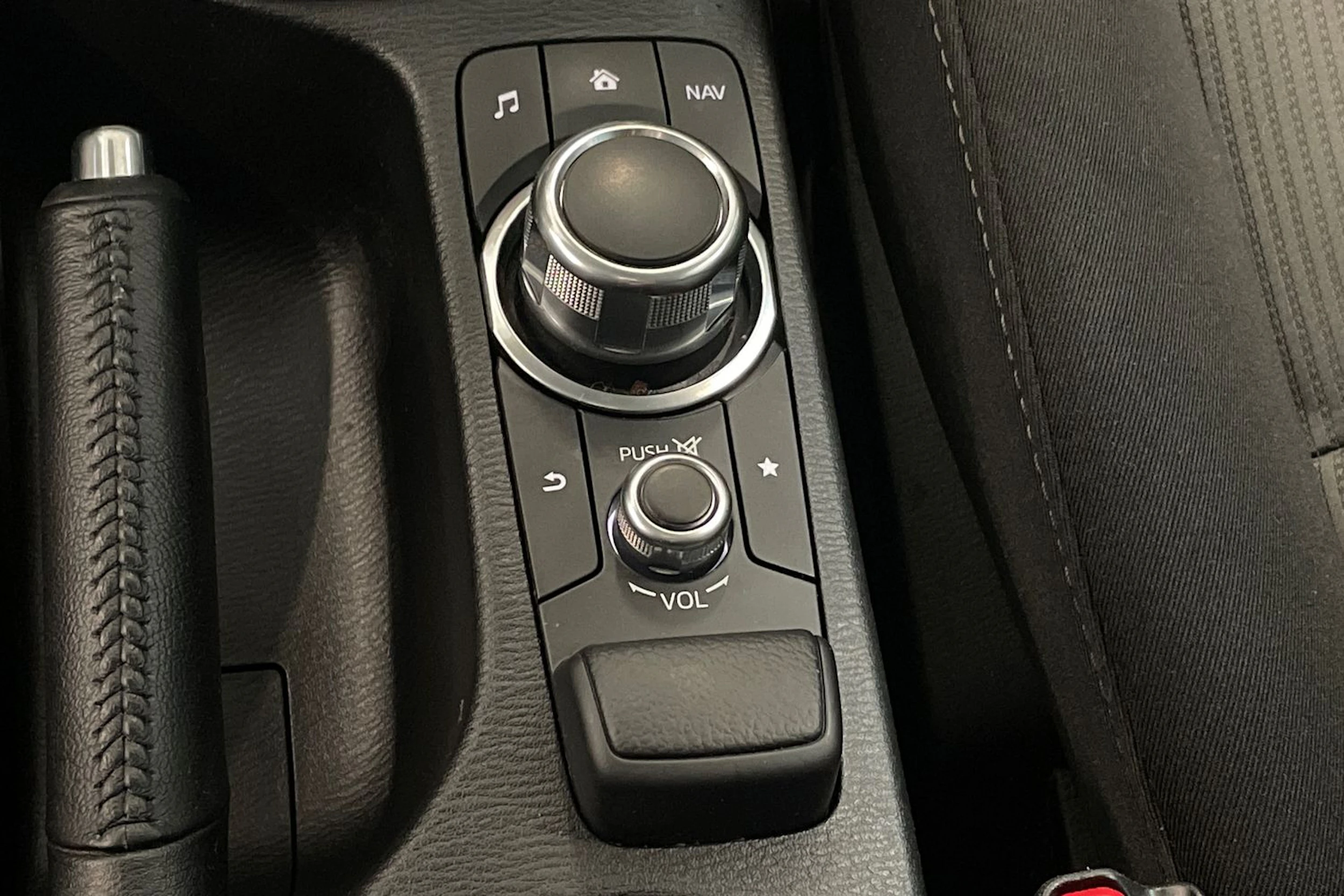 valkoinen Mazda CX-3 2016 kuva 24.