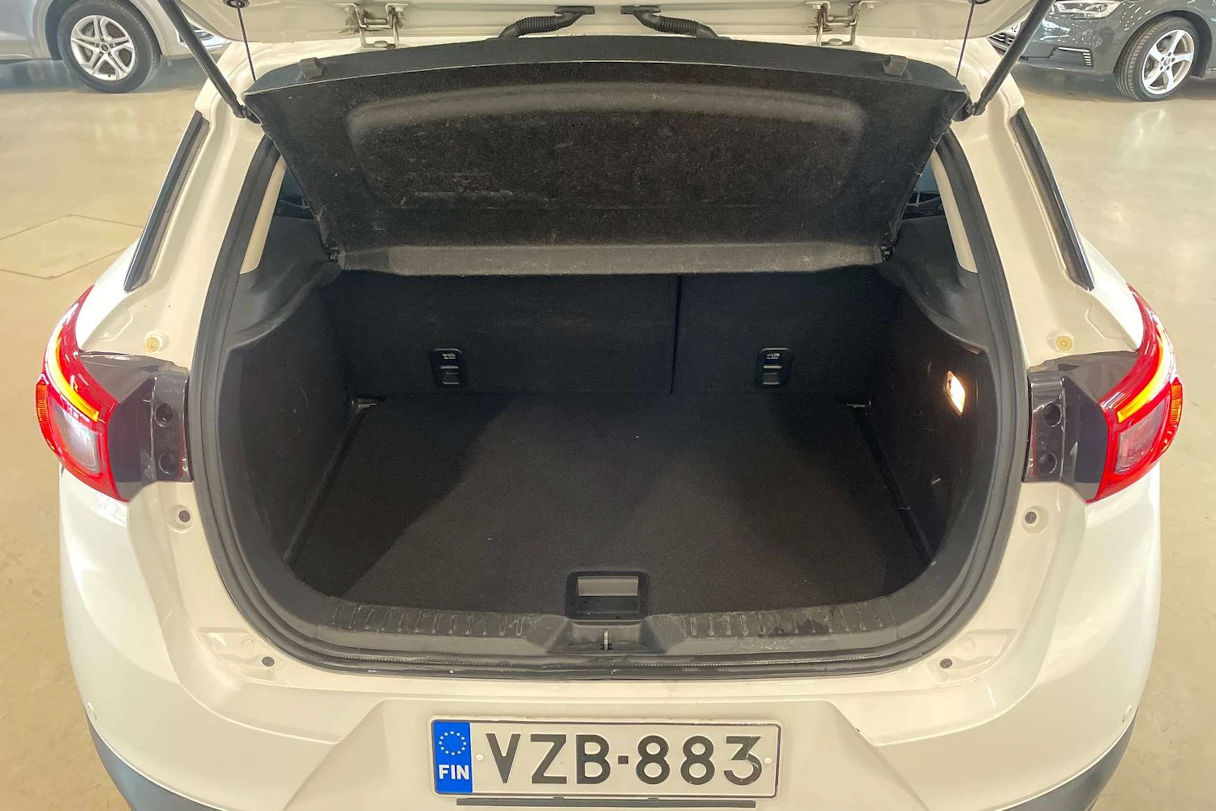 valkoinen Mazda CX-3 2016 kuva 27.