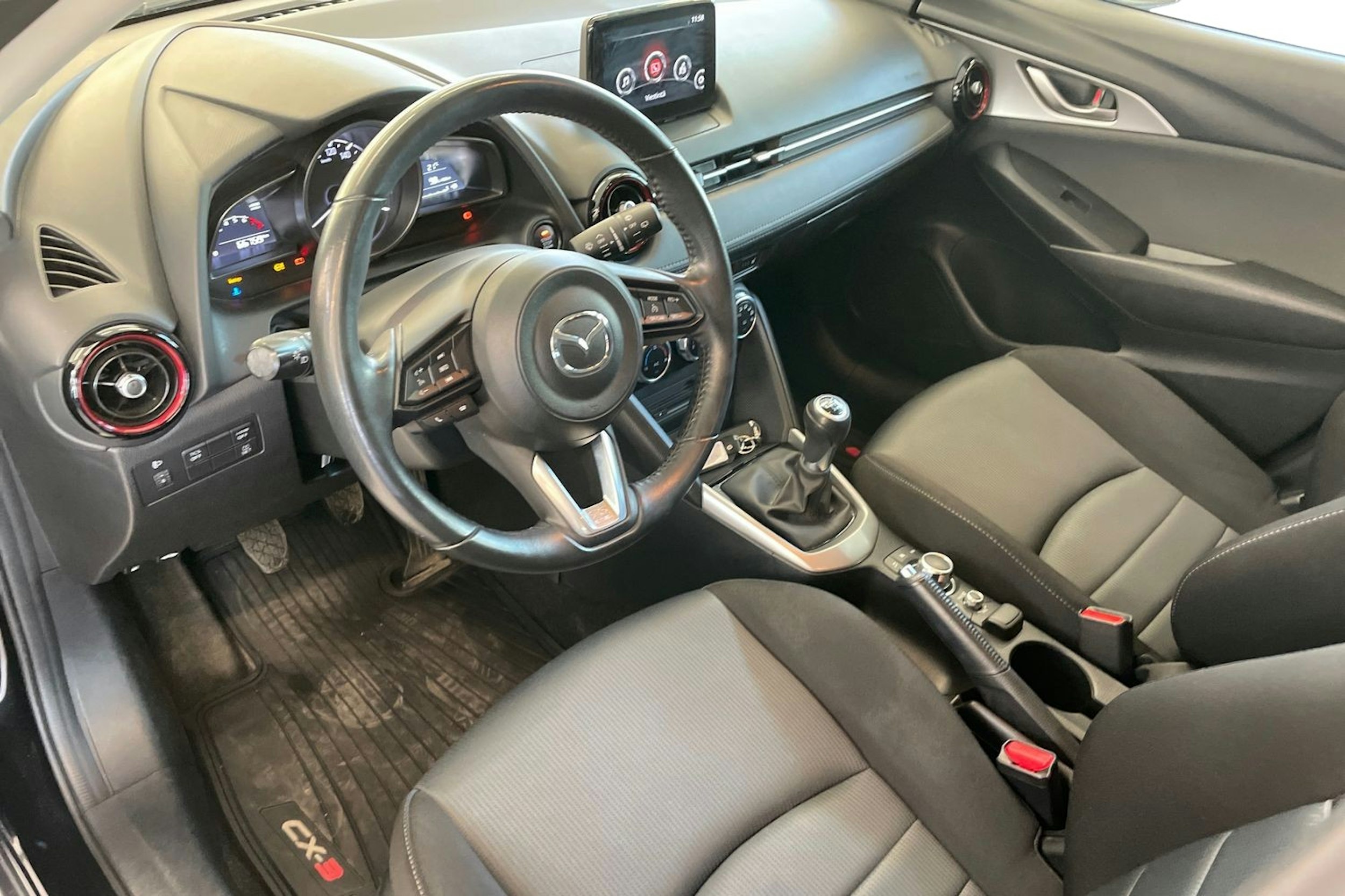 Musta Mazda cx-3 2017 kuva 7.