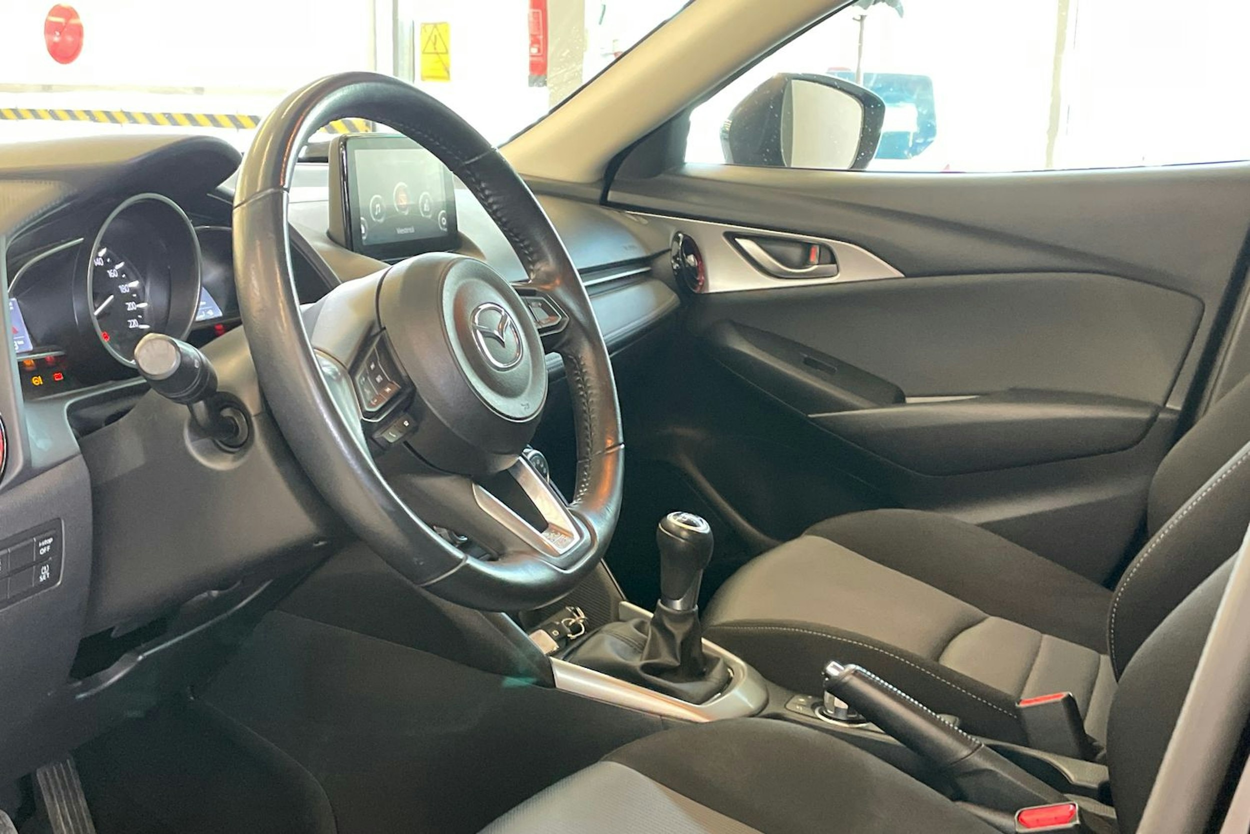 Musta Mazda cx-3 2017 kuva 16.